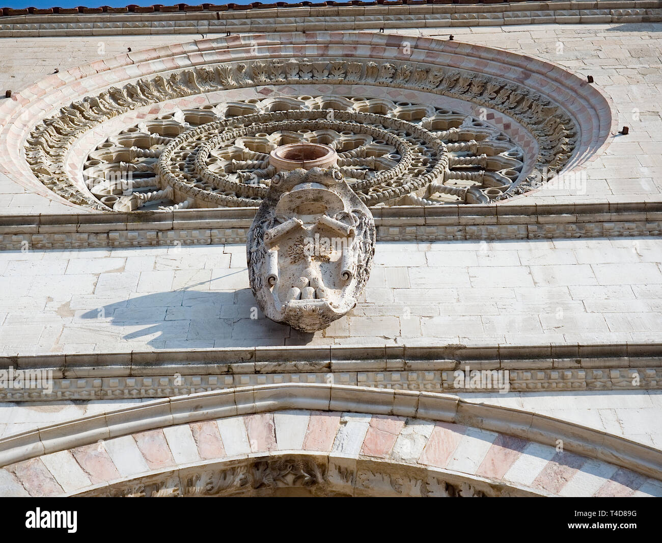 Todi ombrie italie. Close up sur l'extérieur de l'élément architectural et artistique "Santa Maria Annunziata' cathédrale construite au 12ème siècle. Fenêtre Rose Banque D'Images