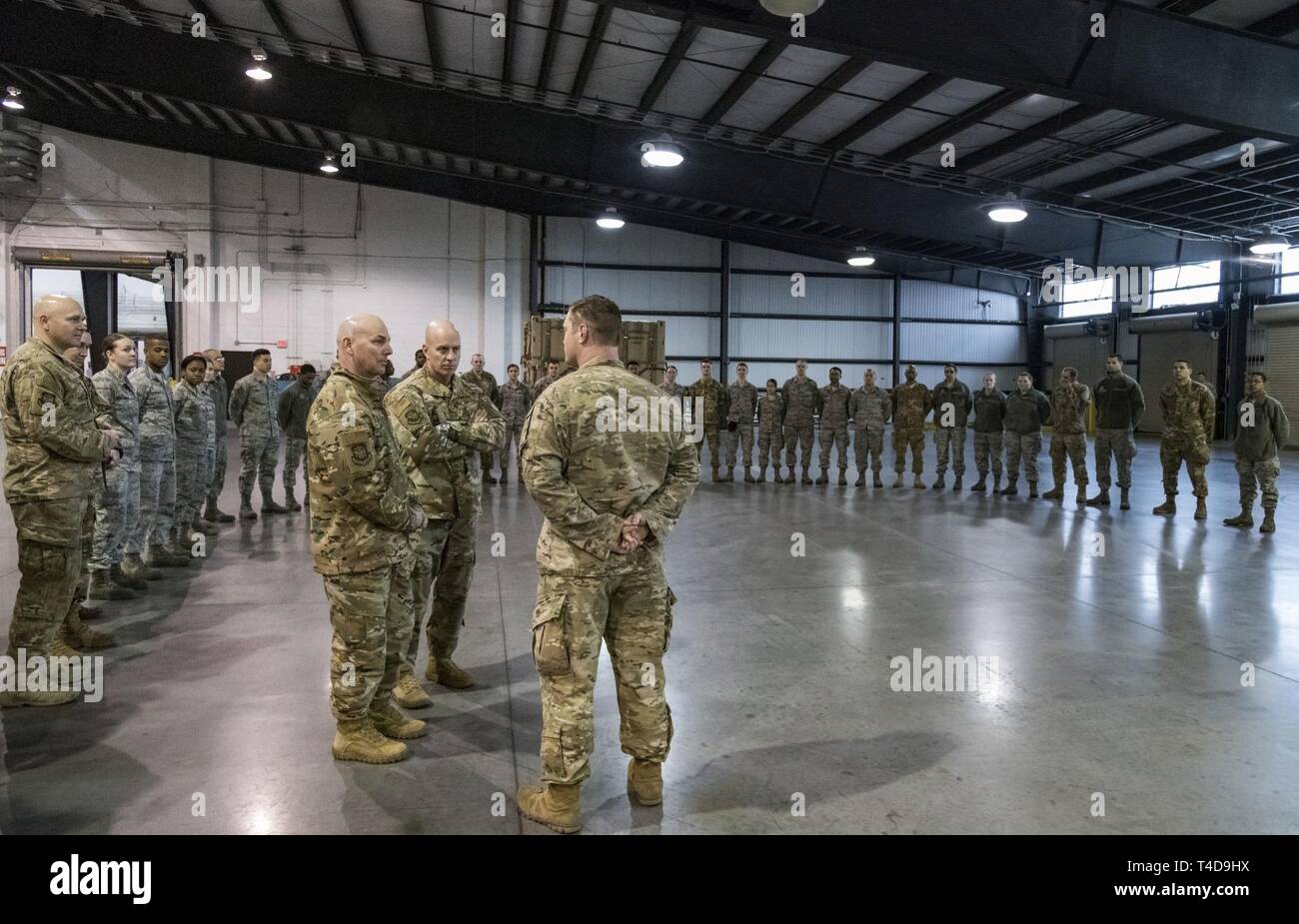 Tech. Le Sgt. William Martineau, 436e Escadron Port Aérien manutention spéciale superviseur, parle avec le général Sam Barrett, commandant de l'Armée de l'air, 18e et premier Master Sgt. Chris Simpson, 18e chef du commandement de la Force aérienne, Scott Air Force Base, dans l'Illinois, près de la fin de leur tour de la super-port 19 mars 2019, sur la base aérienne de Dover, Delaware comme l'unique Air Mobility Command de l'armée de l'air numéro 18, assure l'Armée de l'air préparation et le maintien d'environ 36 000 service actif, de la Réserve aérienne civile et aviateurs à 12 Ailes et un groupe autonome. Avec plus de 400 appareils, 18e AF prend en charge l'AMC worldwid Banque D'Images