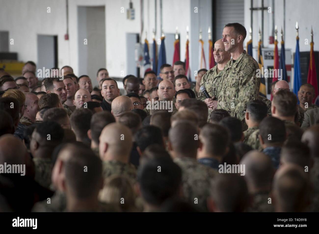 POINT MUGU, Californie (20 mars 2019) Le chef des opérations navales (ONC) Adm. John Richardson et Master Chief Petty Officer de la Marine Russell Smith parle aux marins lors d'un appel à toutes les mains Naval Air Station Point Mugu. Richardson et Smith a effectué une mission de la flotte de partager un dialogue et de recueillir les commentaires de marins. Banque D'Images