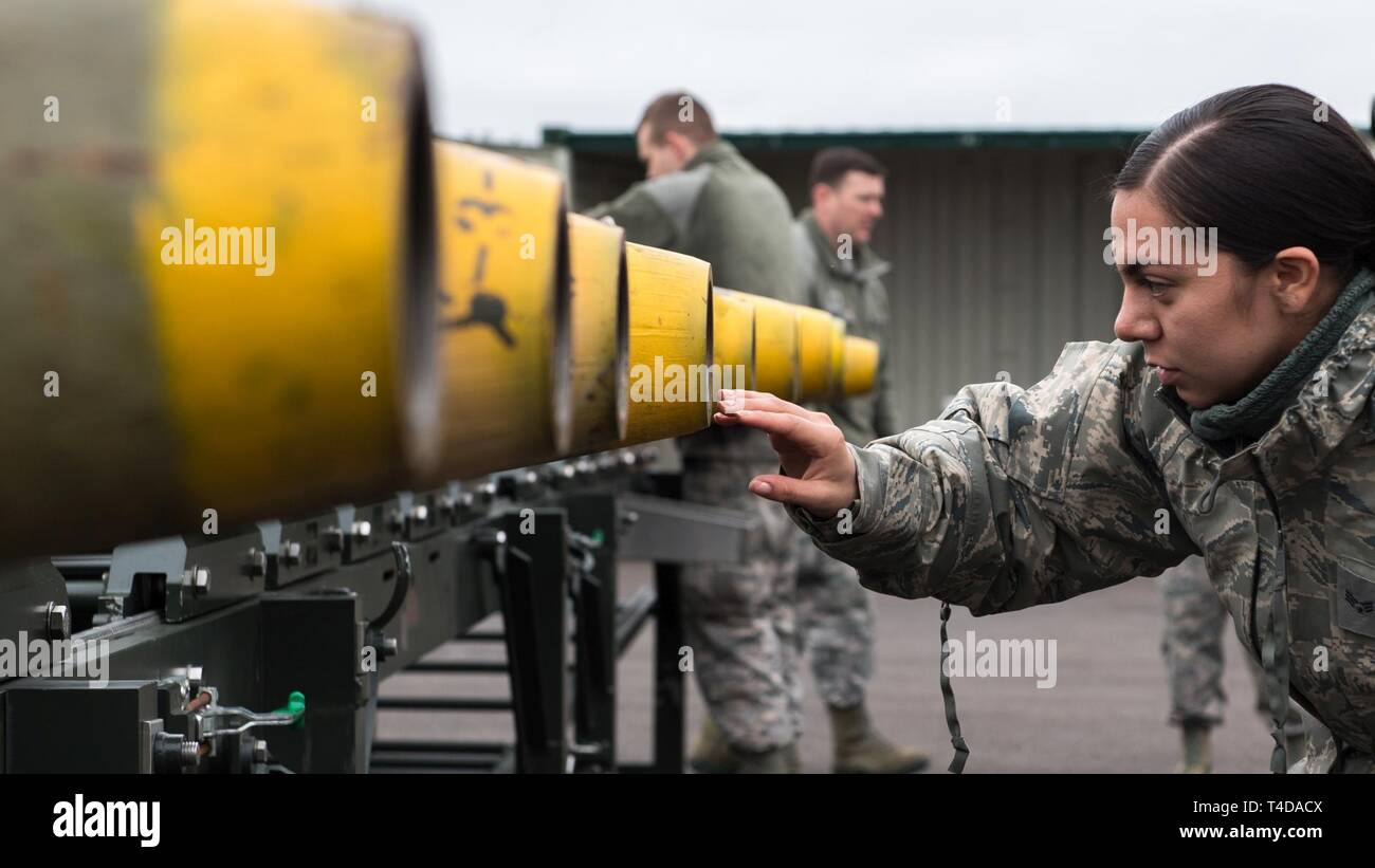 Airman Senior Angelica Melendez, 2e Escadron de maintenance de munitions conventionnelles chef de l'équipe déployée à partir de la Base aérienne de Barksdale, en Louisiane, inspecte le nez d'une bombe guidée - Unité 38 avant son assemblée générale à RAF Fairford, Angleterre, le 21 mars 2019. Melendez a été le principal chef d'équipage pour l'Assemblée et sa tâche principale était de s'assurer que chaque étape du processus a été suivie correctement. Banque D'Images