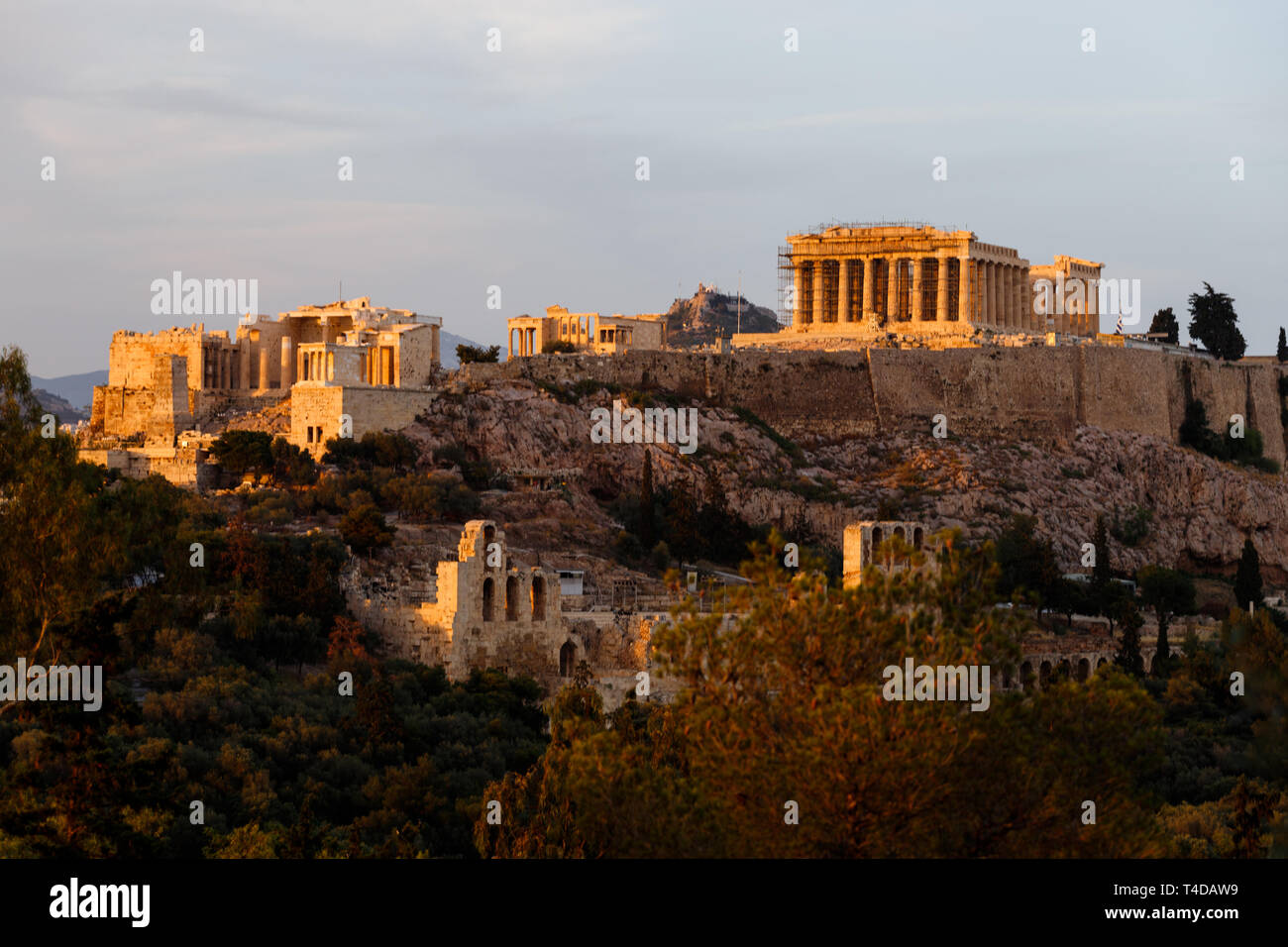 Vue panoramique sur l'acropole d'Athènes pendant le coucher du soleil vu depuis un belvédère sur la Colline Filopappou (Athènes, Grèce, Europe) Banque D'Images