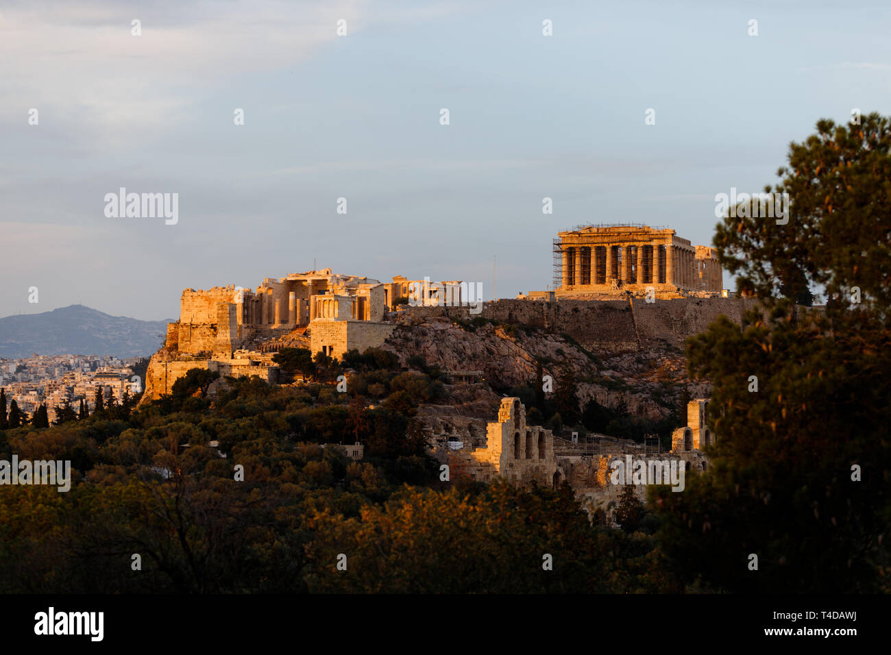 Vue panoramique sur l'acropole d'Athènes pendant le coucher du soleil vu depuis un belvédère sur la Colline Filopappou (Athènes, Grèce, Europe) Banque D'Images
