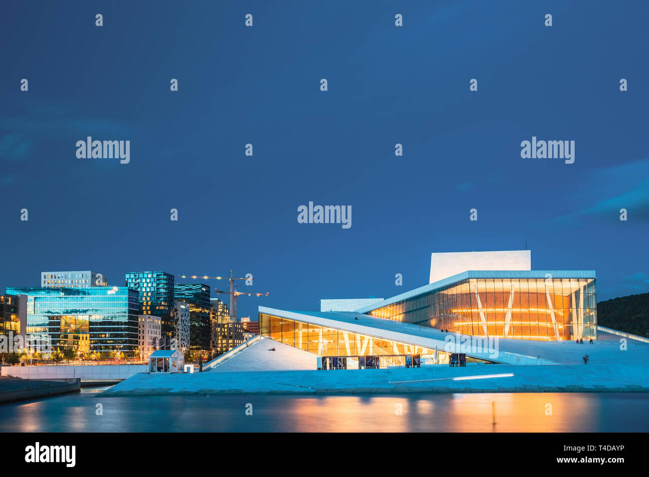 Oslo, Norvège - 31 juillet 2014 : la pittoresque nuit Soir Voir l'illuminé de Norwegian National d'opéra et de ballet contemporain parmi les Tours Buil Banque D'Images