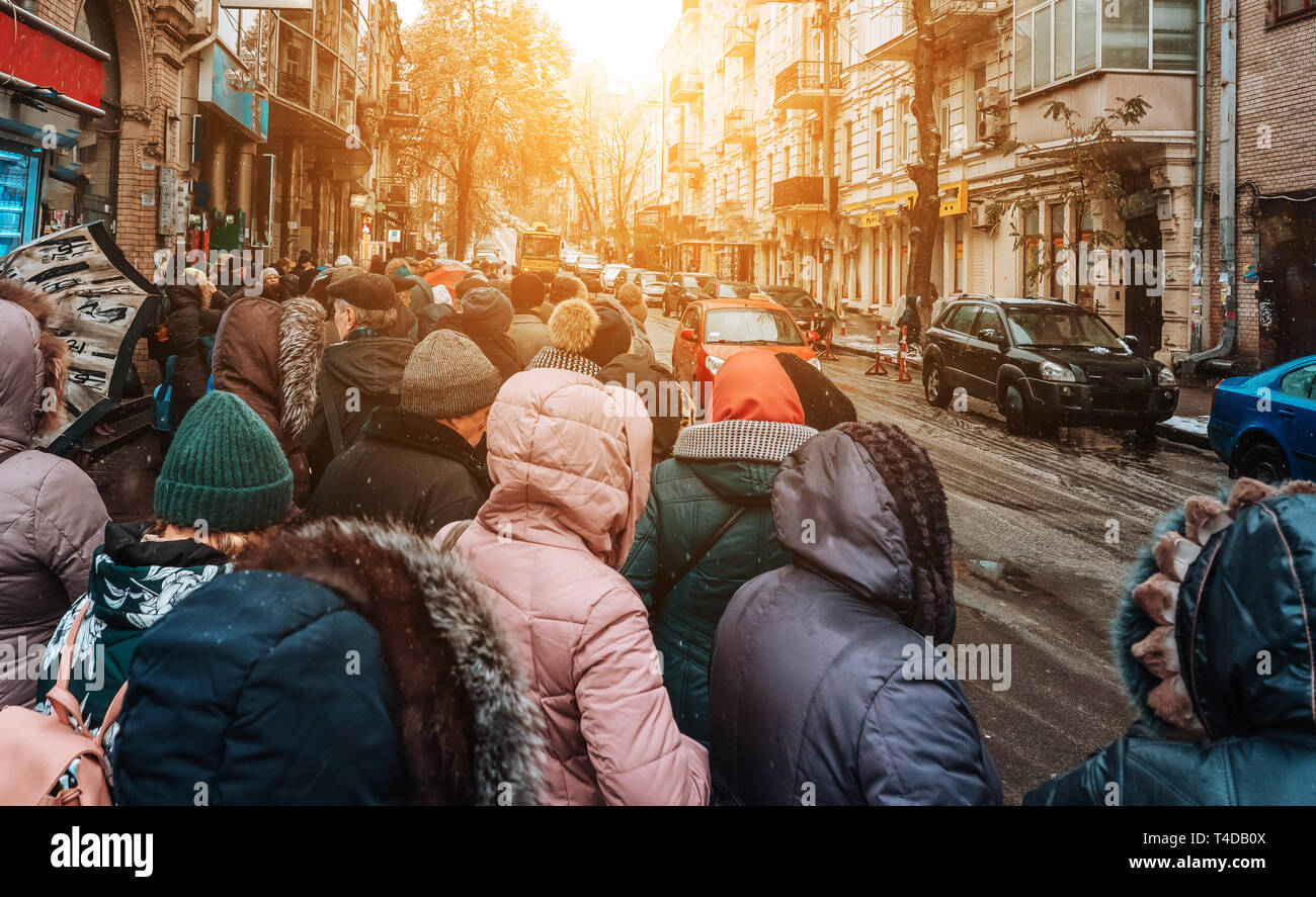 De nombreuses personnes non identifiées sont en attente de transport de la ville à l'arrêt de bus Banque D'Images