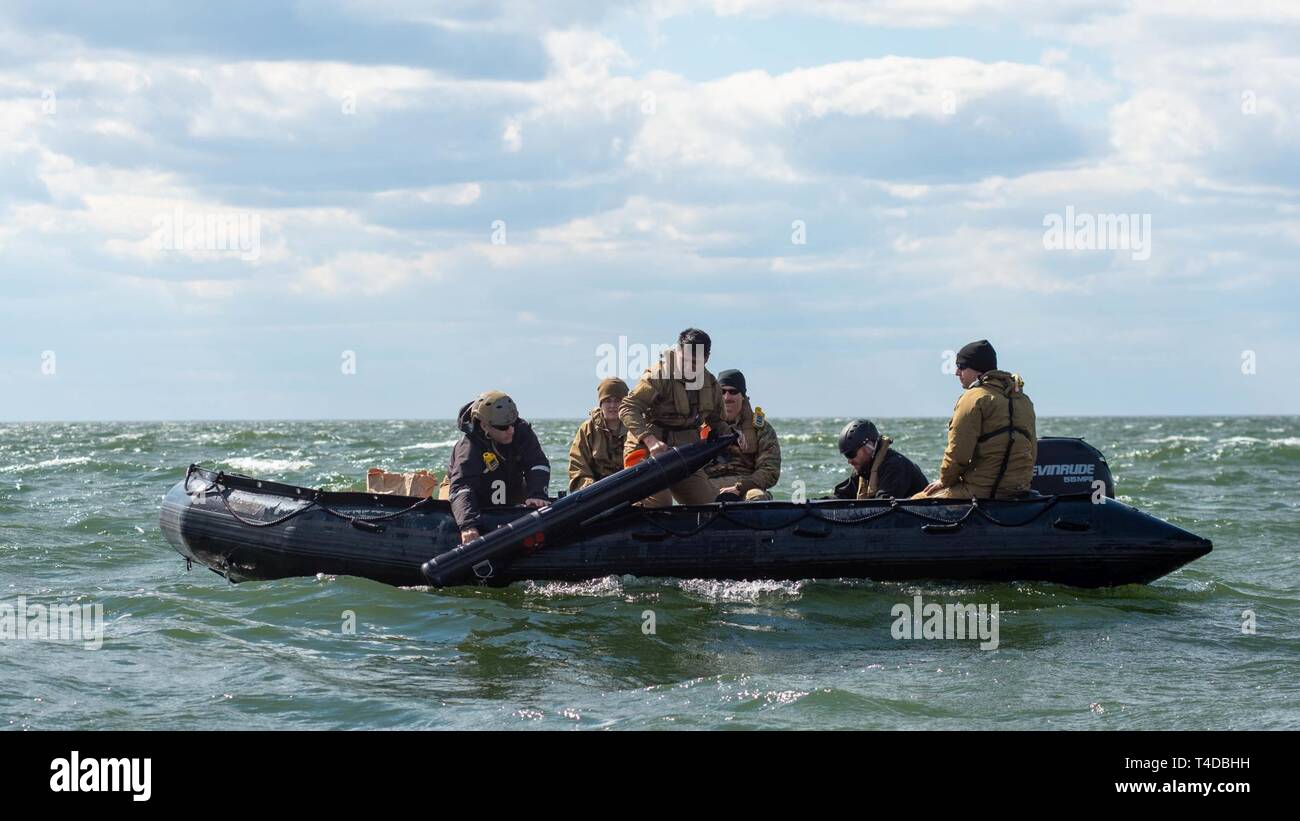 Océan Atlantique (22 mars 2019) marins affectés à l'élimination des explosifs et munitions (unité mobile) EODMU 2 récupérer une Mark 18 Mod JE Unmanned Underwater Vehicle pendant qu'ils sont en cours avec la Royal Fleet Auxiliary landing ship dock Mounts Bay au cours d'une des mesures de déminage (MCM) groupe d'expérience. Cette expérience, tenue à bord Mounts Bay, affine et avances la marine des explosifs et des munitions (NEM) capacité de la communauté à la commande et le contrôle d'un groupe de travail sur MCM. L'EOD Marine réalise cette communauté en embarquant des navires d'occasion de diriger l'air, surface et expéditionnaires MCM, dont la Marine canadienne Banque D'Images