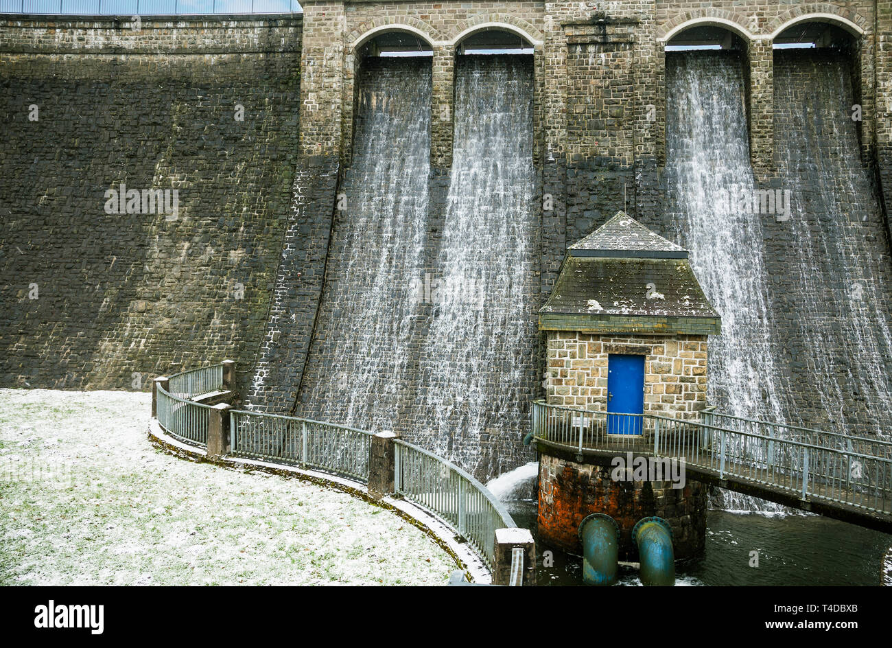 Sortie de l'eau du trop-plein du barrage d'Bruchertalsperre Banque D'Images