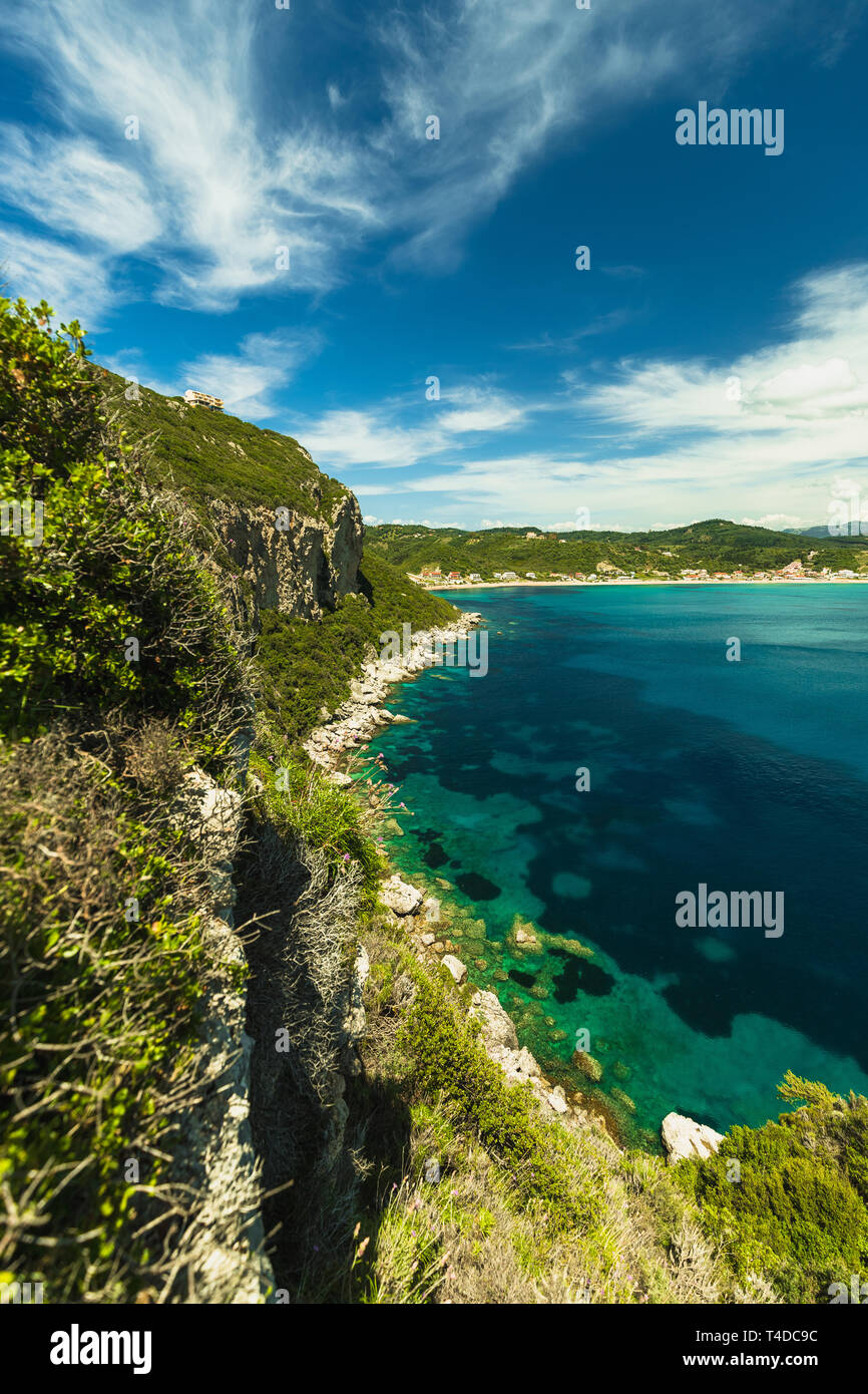 Les falaises côtières avec crystal clear d'azur à l'eau comme vu au cours de la randonnée à la plage isolée Afionas (Porto) Timoni (Corfou, Grèce, Europe) Banque D'Images