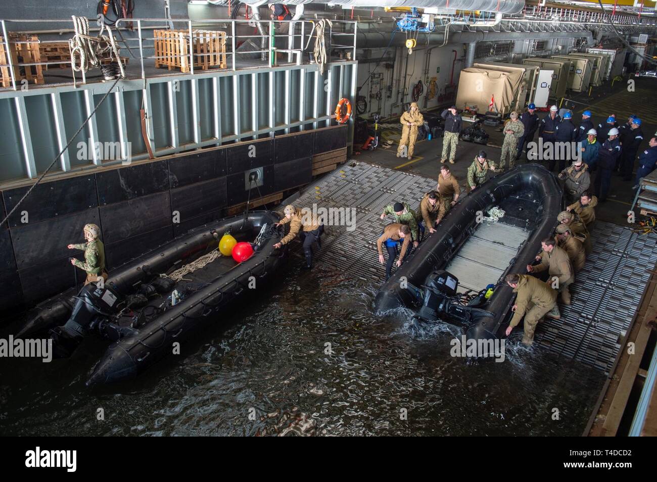 Océan Atlantique (23 mars 2019) marins affectés à l'unité mobile de destruction des engins explosifs (EODMU 2) se préparer à lancer une attaque en caoutchouc de combat de l'artisanat et la plate-forme de la Royal Fleet Auxiliary landing ship dock Mounts Bay au cours d'une des mesures de déminage (MCM) groupe d'expérience. Cette expérience, tenue à bord Mounts Bay, affine et fait progresser la capacité de l'EOD Marine pour commander et contrôler un groupe MCM. L'EOD Marine réalise cette communauté en embarquant des navires d'occasion de diriger l'air, surface et expéditionnaires MCM forces canadiennes, y compris le corps expéditionnaire de la Marine MCM (ExMCM) unité Banque D'Images