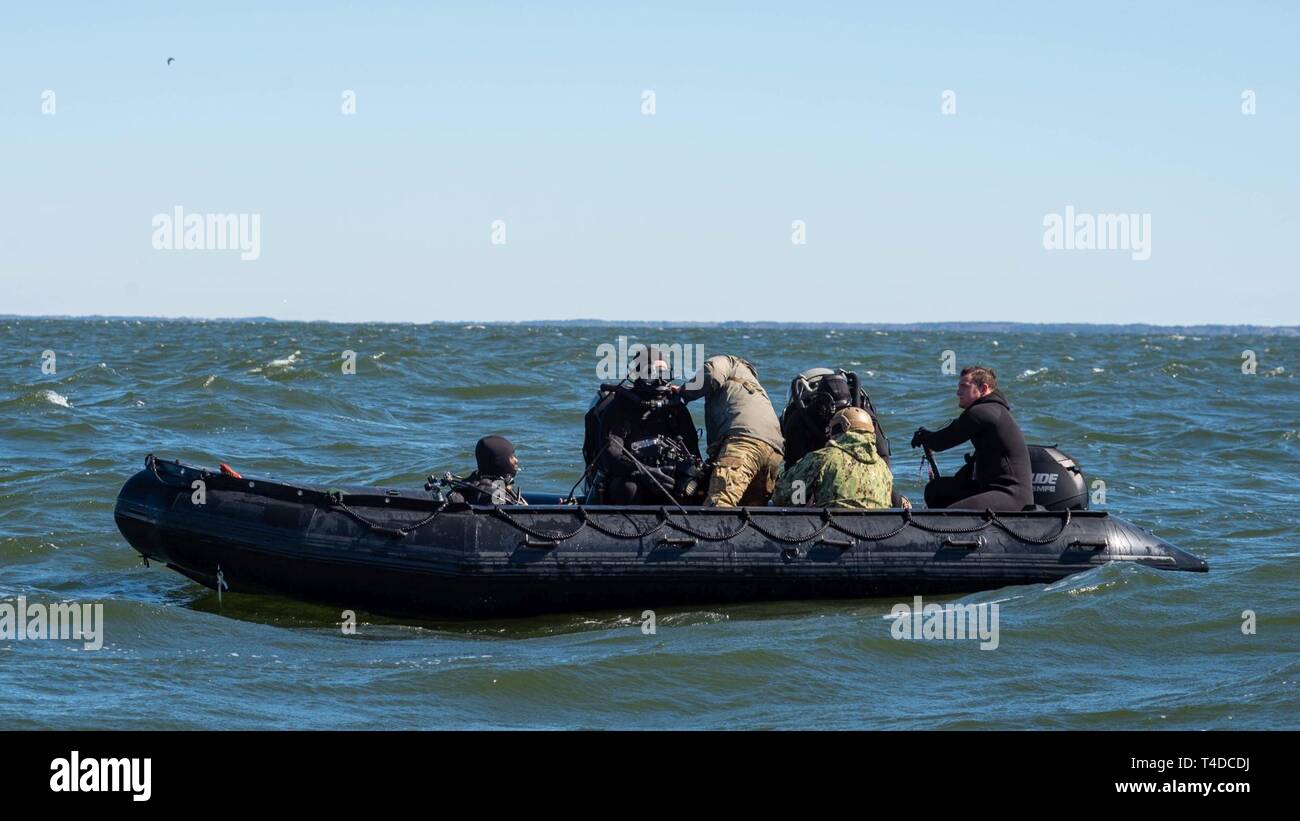 Océan Atlantique (23 mars 2019) marins affectés à l'unité mobile de destruction des engins explosifs (EODMU) 2 préparation à la plongée à partir d'un caoutchouc de combat de l'artisanat de maraudage Royal Fleet Auxiliary landing ship dock Mounts Bay au cours d'une des mesures de déminage (MCM) groupe d'expérience. Cette expérience, tenue à bord Mounts Bay, affine et fait progresser la capacité de l'EOD Marine pour commander et contrôler un groupe MCM. L'EOD Marine réalise cette communauté en embarquant des navires d'occasion de diriger l'air, surface et expéditionnaires MCM forces canadiennes, y compris le corps expéditionnaire de la Marine MCM (ExMCM) unités. Banque D'Images