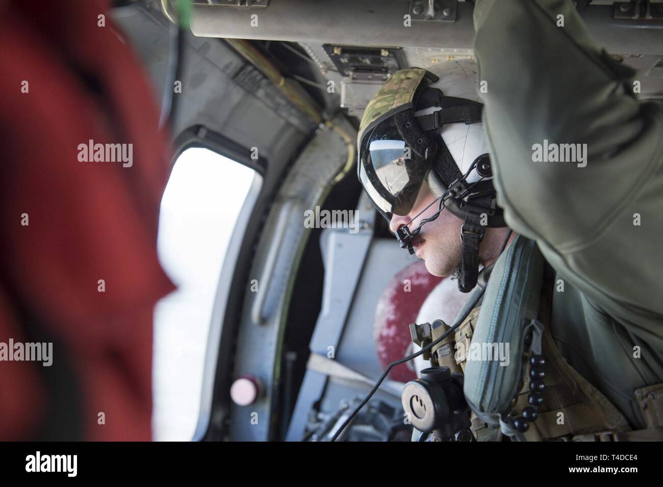 Océan Atlantique (24 mars 2019) Aircrewman de marine 2e classe Mike Kane, affecté à l'hélicoptère Dragon de mer Les baleines de l'Escadron de Combat (HSC), 28 ressemble à un Sea Hawk MH-60S que l'hélicoptère décolle de l'envol du Royal Fleet Auxiliary landing ship dock Mounts Bay au cours d'un corps expéditionnaire de la lutte contre les mines (LCM) expérience de groupe. Cette expérience, tenue à bord Mounts Bay, affine et avances la marine des explosifs et des munitions (NEM) capacité de la communauté à la commande et le contrôle d'un groupe de travail sur MCM. L'EOD Marine réalise cette communauté en embarquant les navires de passage pour dir Banque D'Images