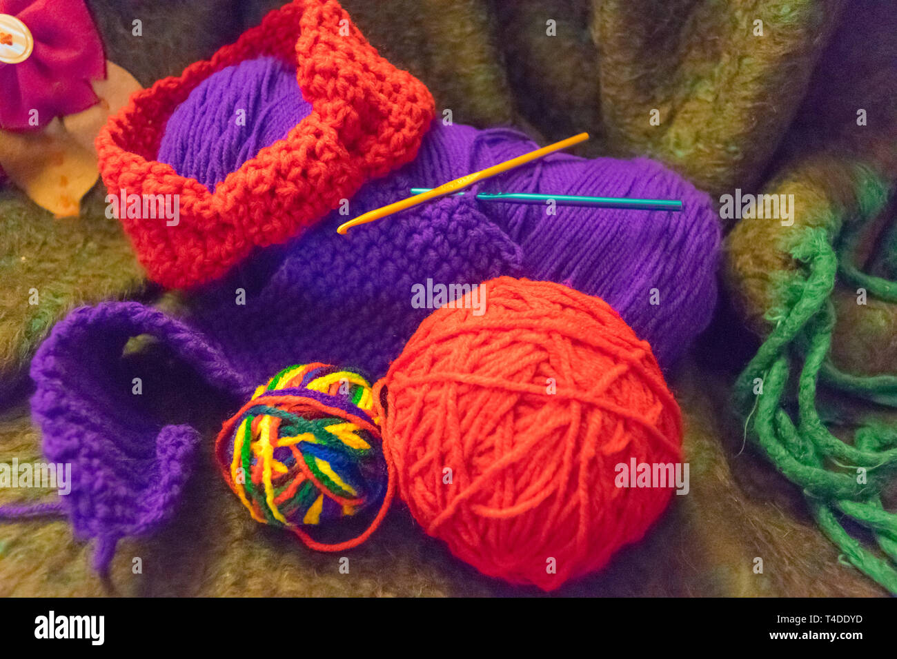 Fils colorés, et serre-tête au crochet crochet sur fond de laine Photo  Stock - Alamy