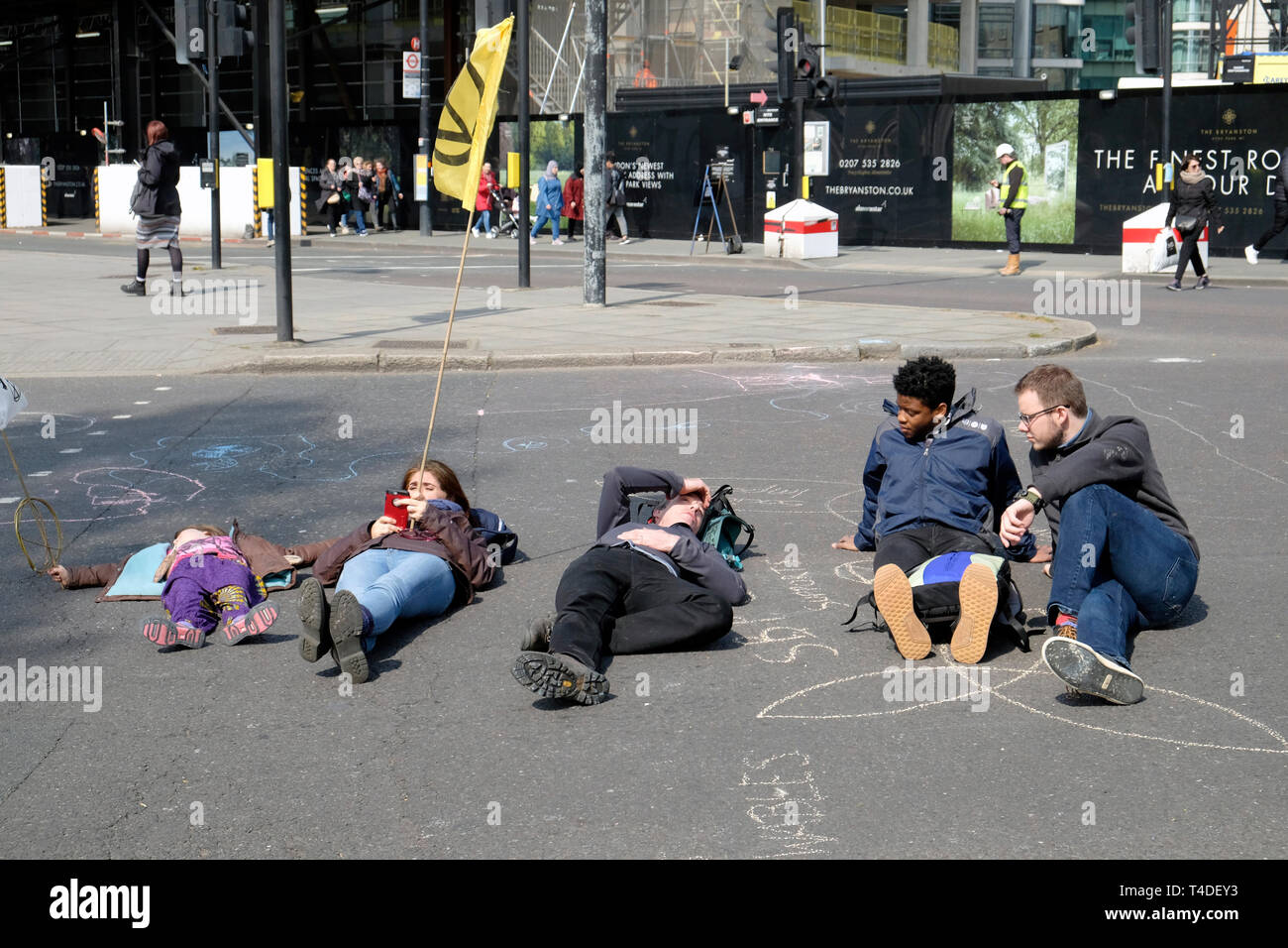 Rébellion d'extinction les manifestants bloquer les routes dans le centre de Londres Banque D'Images