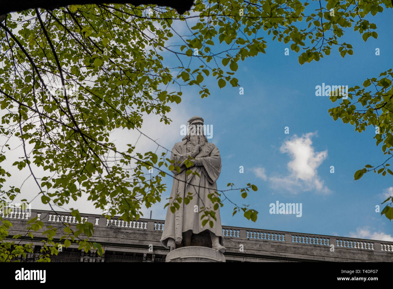 Milan Italie 10 Avril 2019 : l'installation pour annoncer le salon extérieur avec une statue de Léonard de Vinci dans l'arrière-plan Banque D'Images