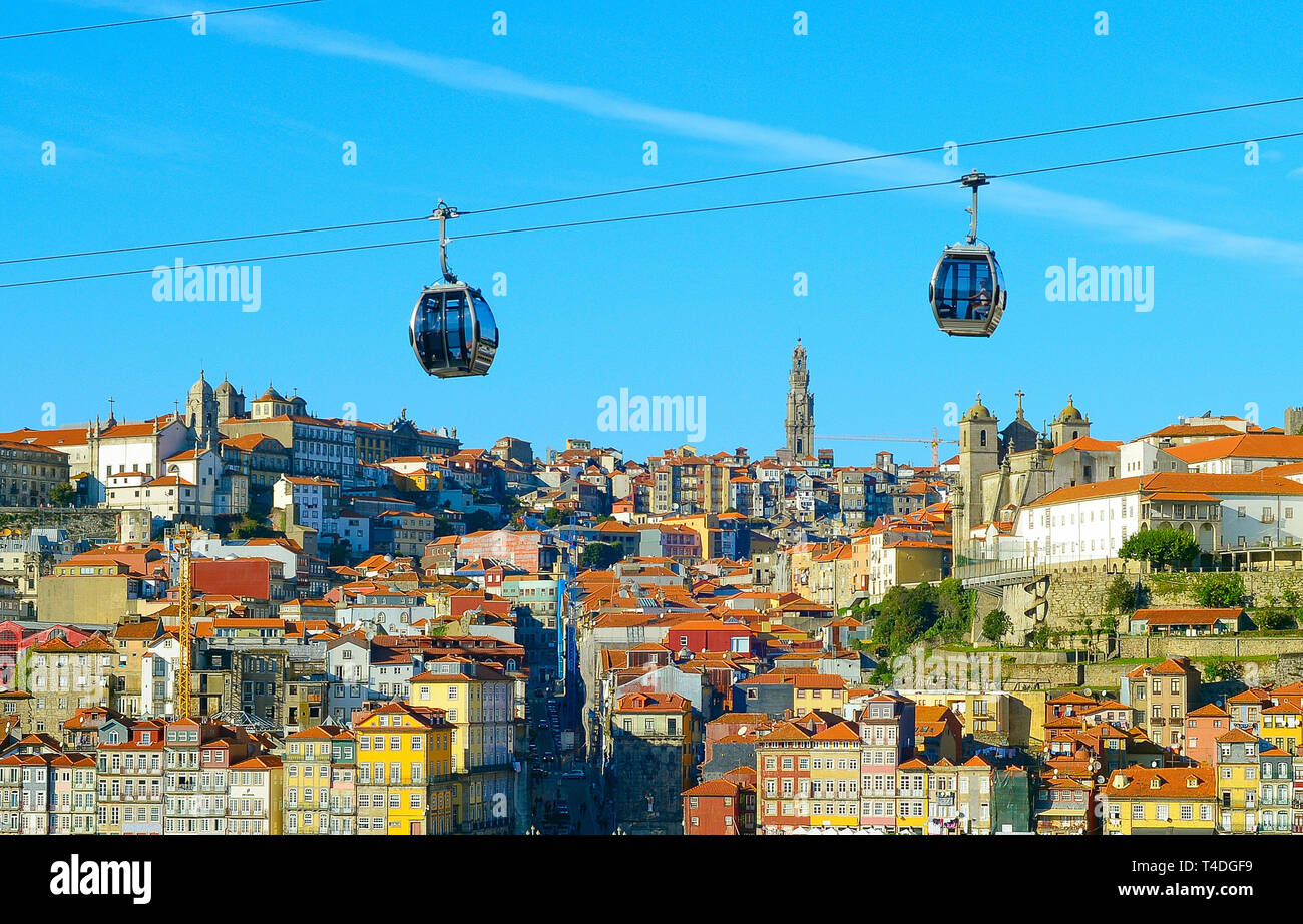 Cable car dans la vieille ville de Porto avec. Portugal Photo Stock - Alamy