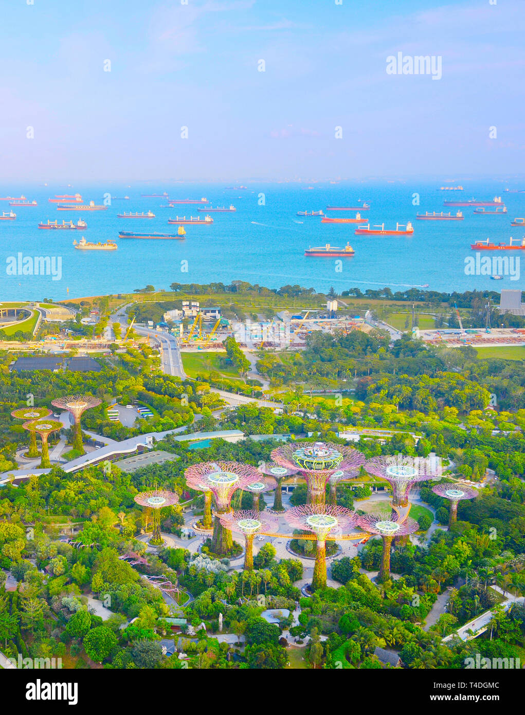 Singapour - 17 février 2017 : Vue aérienne de jardins tropicaux au bord de la baie et du paysage marin avec des cargos, Singapour Banque D'Images