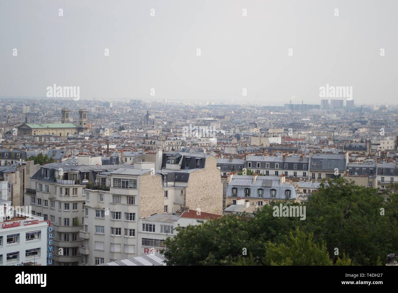 Ciel voilé toits de Paris de Montmartre, France. Pas de sites célèbres, vous n'avez qu'à faible niveau d'occupation du logement surpeuplé, avec des immeubles modernes de grande taille dans la région de Misty distance Banque D'Images