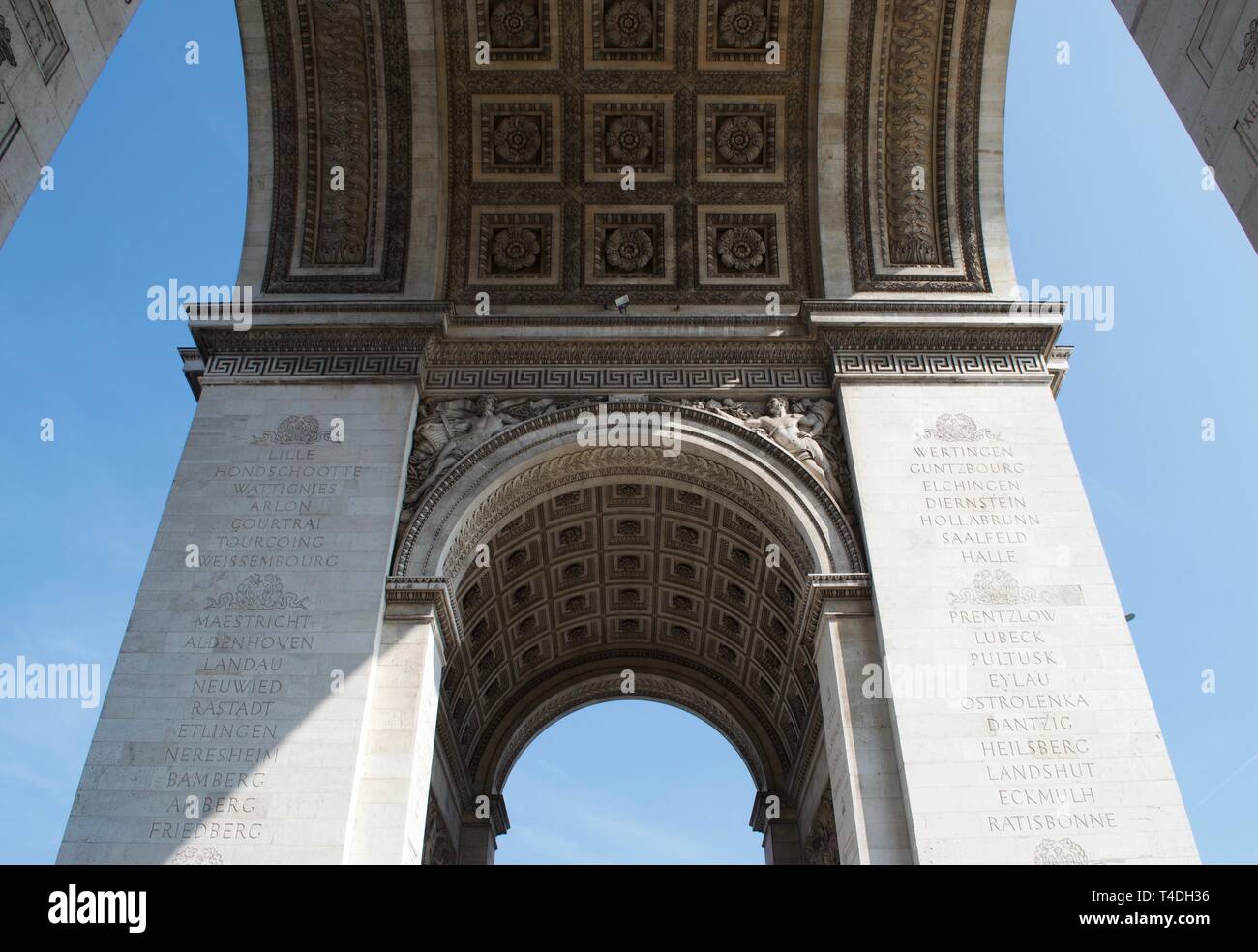Toit de l'Arc de Triomphe à Paris, France. Formé par des formes d'ombre projetée par la lumière du soleil et d'arcs montrant ciel bleu. Banque D'Images