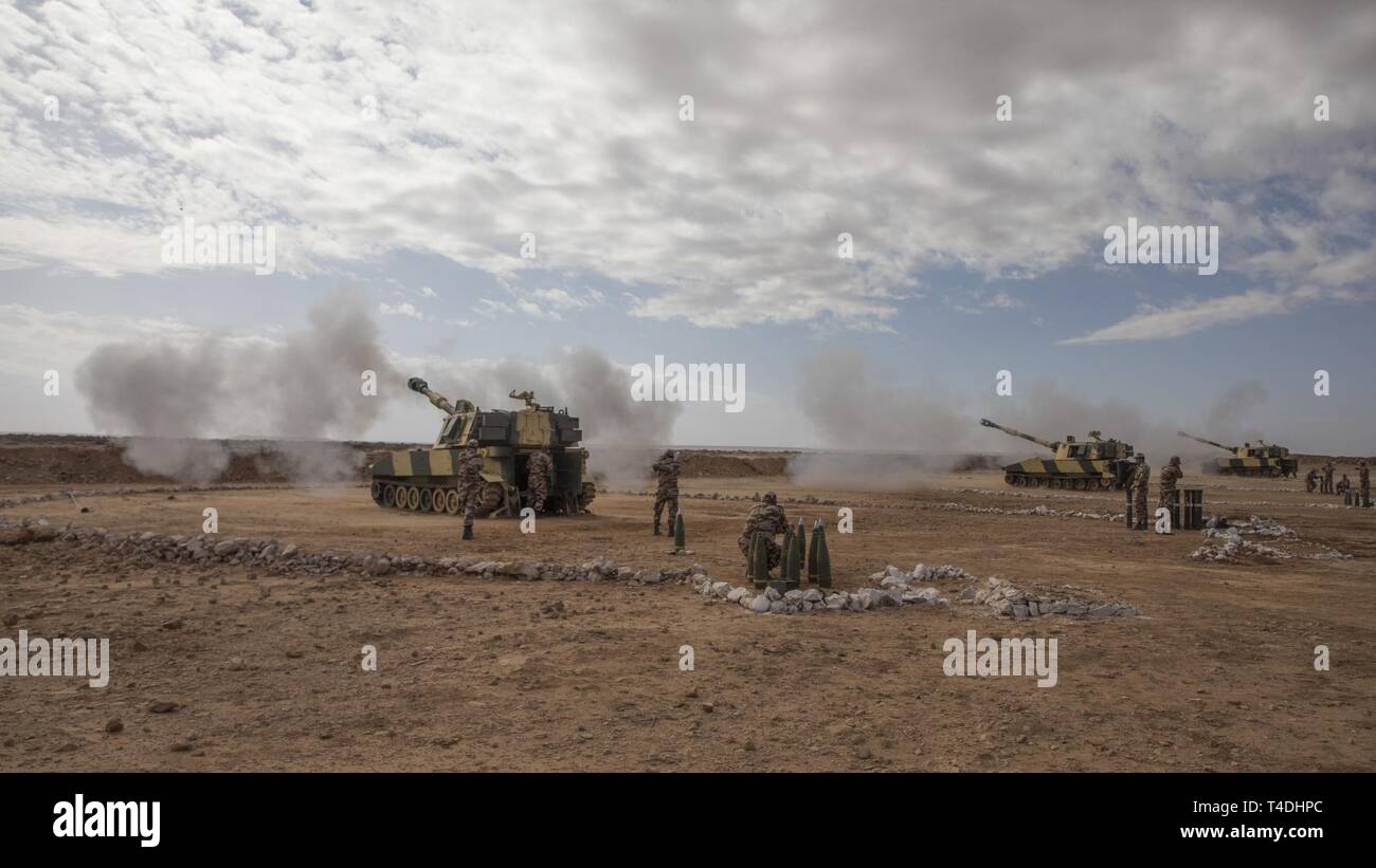 Les membres de l'Armée royale marocaine de démontrer les méthodes de formation avec des obusiers M109A5 pour les soldats de la Garde nationale de l'Utah, du 1er bataillon du 145e Régiment d'artillerie de la Garde nationale de l'Idaho, 1er Bataillon, 148e Régiments d'artillerie de campagne ; et 1er Bataillon, 320e Régiment d'artillerie, 2e Brigade Combat Team, 101ème Division aéroportée au cours de l'exercice, l'African Lion 2019, près de Tan Tan, le Maroc, le 26 mars 2019. Cet exercice annuel est une combinaison multi-activité nationale axée sur l'amélioration de la compréhension mutuelle, tout en démontrant le lien fort entre les nations armées. Banque D'Images