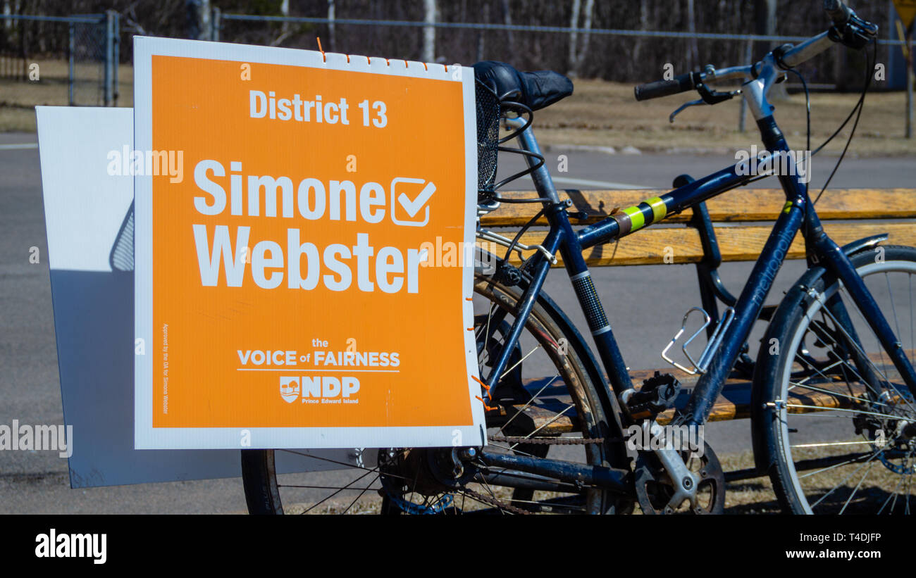 La campagne à vélo de Simone Webster, candidat néo-démocrate pour le district 13 à Charlottetown en l'Î (élection le 23 avril, 2019) Banque D'Images