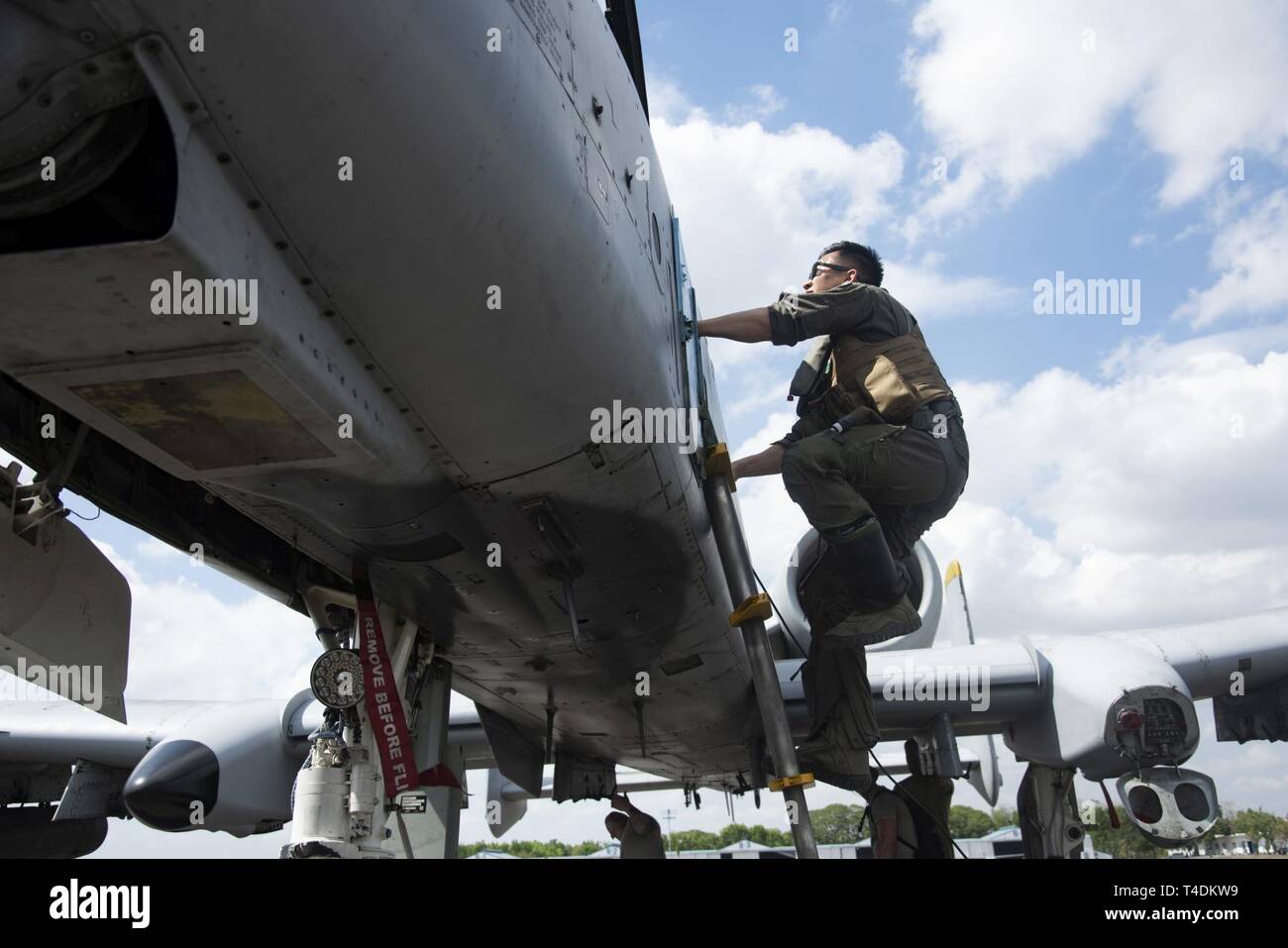 U.S. Air Force 1er lieutenant Duck Yim monte dans son A-10 Thunderbolt II à la Clark Air Base, Philippines, 1 avril 2019, lors de l'exercice Balikatan. Balikatan est un exercice annuel entre les États-Unis et les Philippines et vient d'une expression tagalog signifiant 'shoulder-à-coude,' représentant le partenariat entre les deux pays. L'exercice aide à maintenir un haut niveau de préparation et de réactivité, et il améliore l'ensemble des relations et des capacités militaires. Yim, originaire de Cincinnati (Ohio), est un pilote de A-10 du 25e Escadron de chasse attribué à Osan Air Base, République de Banque D'Images