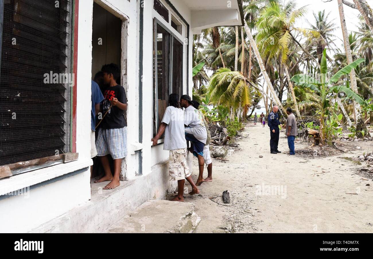 KUTTU, États fédérés de Micronésie (2 avril 2019) Le lieutenant de la Royal Navy Andrew Dennis parle avec l'adjoint au maire de Kuttu, État de Chuuk Pacific Partnership 2019 pendant. Partenariat du Pacifique, maintenant dans sa 14e version, est la plus grande multinationale annuelle l'aide humanitaire et des secours de la protection civile mission menée dans l'Indo-Pacifique. Chaque année, l'équipe de la mission travaille en collaboration avec d'accueillir et les pays partenaires à améliorer l'interopérabilité régionale et de capacités de réaction aux catastrophes, d'accroître la stabilité et la sécurité dans la région, et de favoriser de nouvelles et durables amitiés, dans le Indo-Pac Banque D'Images