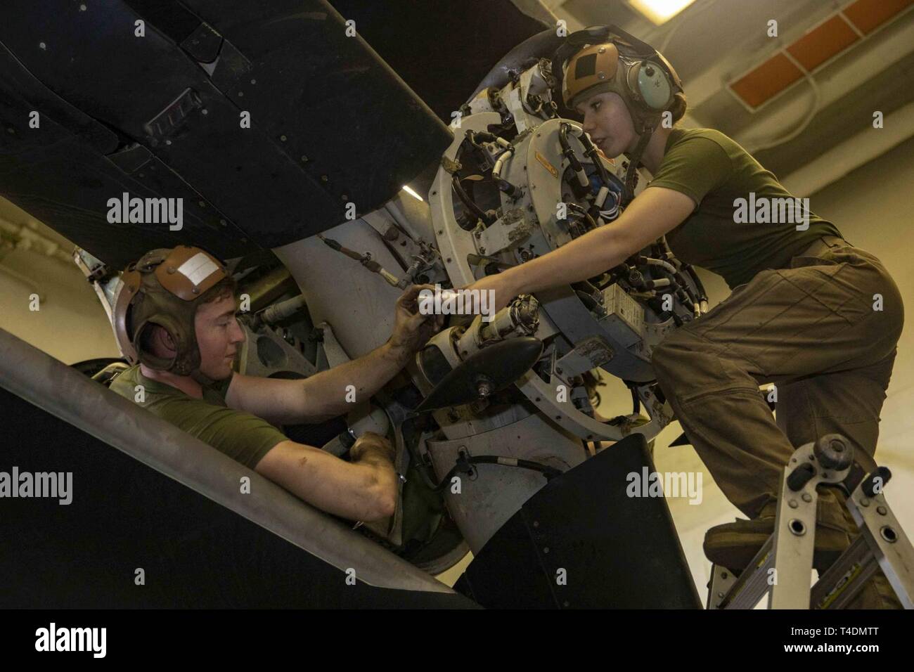 U.S. 5ÈME ZONE DES OPÉRATIONS DE LA FLOTTE (4 avril 2019) Le Cpl. Tucker Collins, à gauche, et le Cpl. McKenzie Hahn, tous deux affectés à la 22e Marine Expeditionary Unit, préparer un MV-22 Osprey hub pour être retiré dans la zone de la classe Wasp-navire d'assaut amphibie USS Kearsarge (DG 3). Kearsarge est le navire amiral de la groupe amphibie Kearsarge et, avec l'entrepris 22e MEU, est déployé sur le 5e flotte américaine zone d'opérations à l'appui des opérations navales pour assurer la stabilité et la sécurité maritime dans la région Centrale, reliant la Méditerranée et le Pacifique par la Western Indian Banque D'Images