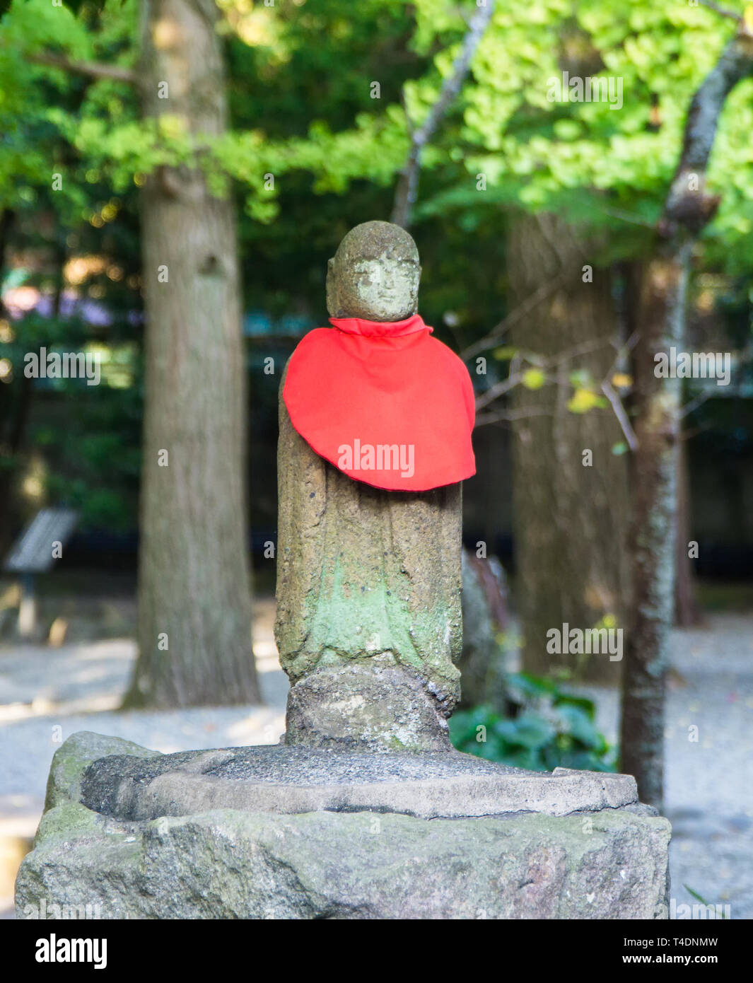 Statue de pierre néophyte foulard rouge debout Banque D'Images