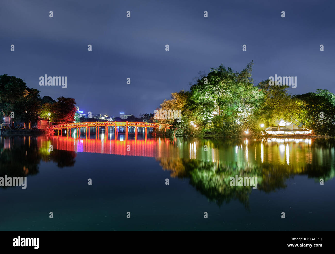 Vue du pont rouge Ho Hoan Kiem, lac de l'épée restituée la nuit, Hanoi, Vietnam Banque D'Images