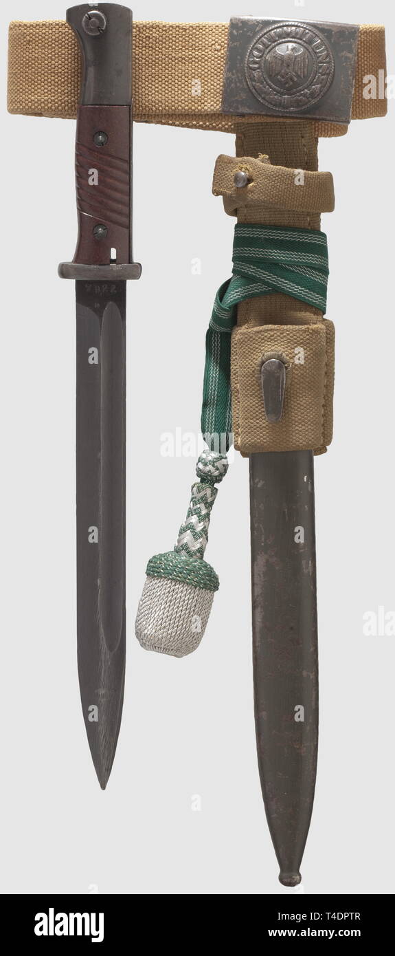 Un modèle de baïonnette 84/98 III avec troddel et courroie, bouilloire 43code cqh (Cyborgline et Jung, Solingen 1943), numérotés et codés Bruni blade (7922 b). Couilles bruni avec plaquettes de crosse en bakélite marron, acceptation de la Wehrmacht. Les correspondants en acier peint vert olive avec fourreau NCO troddel, grenouille et courroie de tissu. Pièces en acier un peu frottée. Longueur 38,8 cm, historique, historique, 1930, 20e siècle, de l'armée, des armées, des forces armées, militaire, militaria, objet, objets, alambics, clipping, coupures, cut out, cut-out, cut-outs, charriage, thrustings, arme à la main, main, nous Editorial-Use-seulement Banque D'Images
