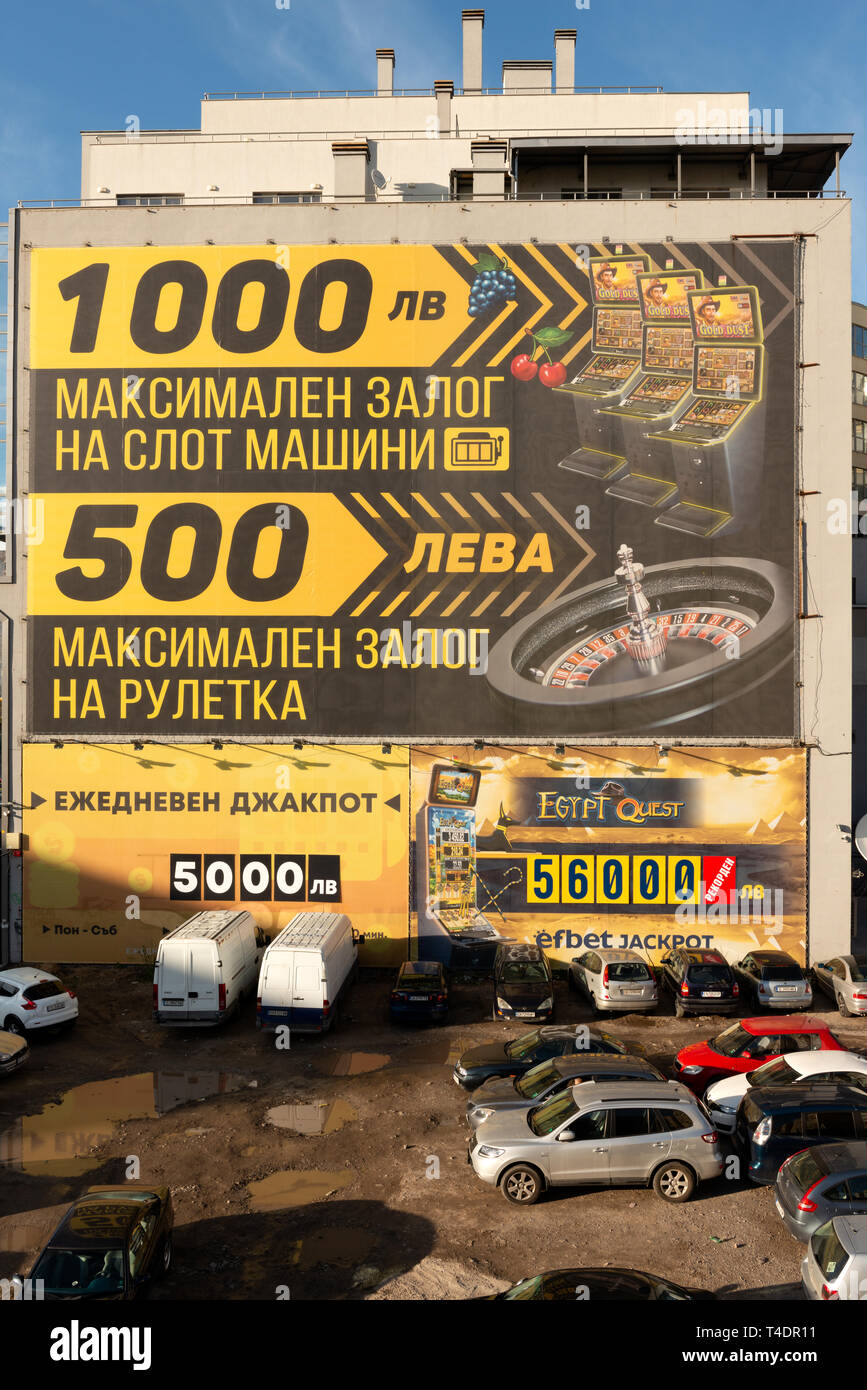 Publicité de mur de casino promettant de grands gains à Sofia, Bulgarie comme environnement urbain absurde d'Europe de l'est Banque D'Images