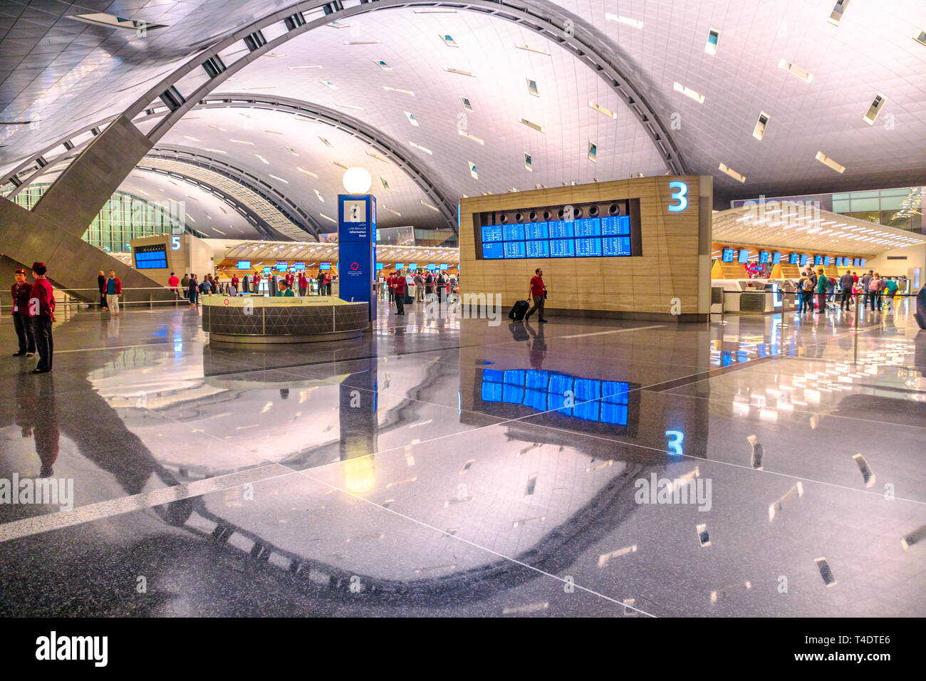 Doha, Qatar - 24 Février 2019 : Qatar Airways vérifier dans les passagers dans la nouvelle et moderne de l'Aéroport International Hamad Hamad, l'aéroport de Doha ou reflété Banque D'Images