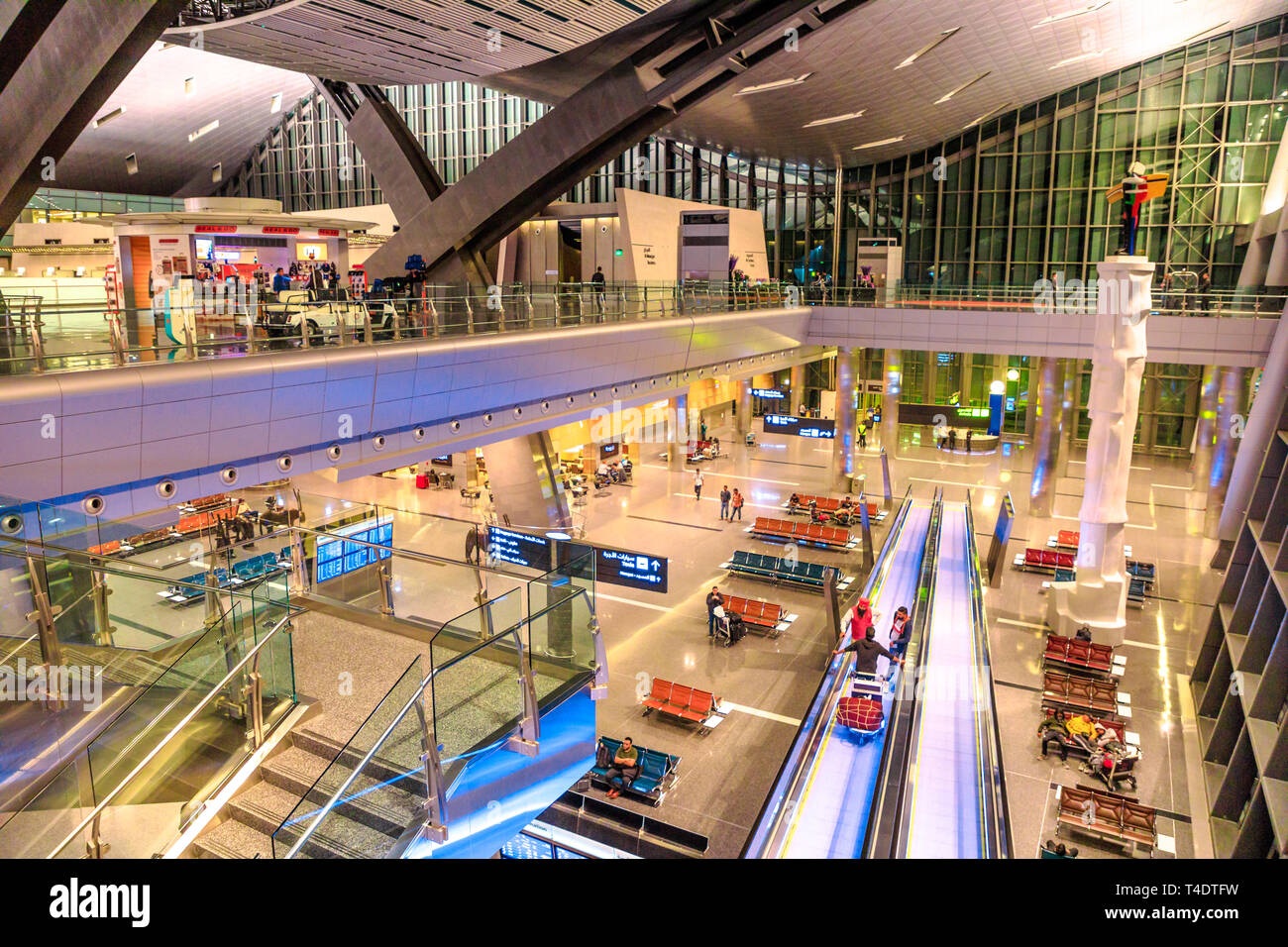 Doha, Qatar - 24 Février 2019 : Vue aérienne de l'intérieur hall et indexation de l'Aéroport International Hamad Hamad Doha ou l'aéroport, le seul aéroport de Banque D'Images