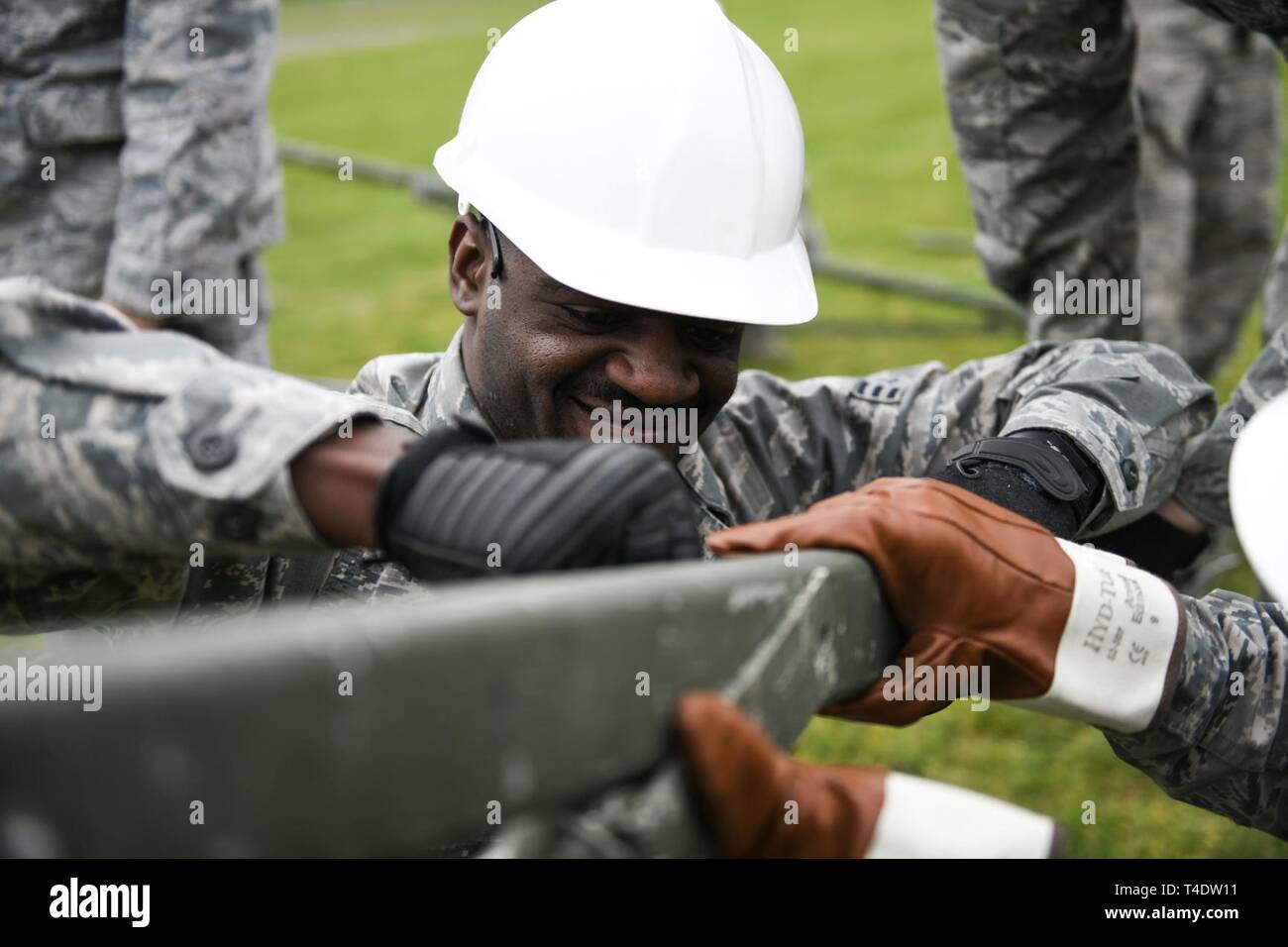 Airman Senior Lamarr Tims, 48e Escadron de génie civil chauffage, ventilation et climatisation technicien, fixe une tente modulaire extensible avec un châssis personnel tente de la goupille de sécurité au cours d'une journée de formation et de contrôle d'inventaire à la Royal Air Force Feltwell, Angleterre, Mars 22, 2019. Un tempérament tente a une armature en aluminium et est principalement recouverte d'un tissu de polyester enduit de vinyle duck c'est le feu, à la moisissure et à l'eau. Banque D'Images