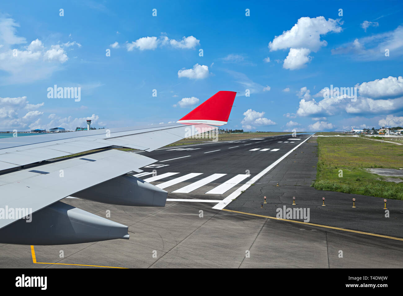 Vue de l'avion à aile sur piste de l'aéroport prêt à décoller en face de blue cloudy sky Banque D'Images