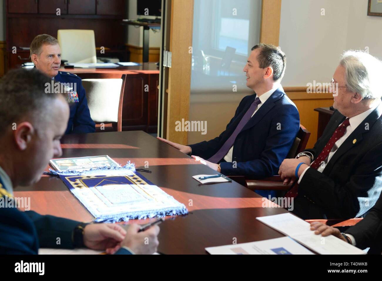 Le Général Douglas A. Farnham, l'adjudant général du Maine, rencontre avec Predrag Boskovic, Ministre de la Défense pour le Monténégro, et Nebojsa Kaluderovic, l'Ambassadeur du Monténégro, au Quartier général de la Garde nationale du Maine, Camp Chamberlain, Augusta, Maine. Banque D'Images