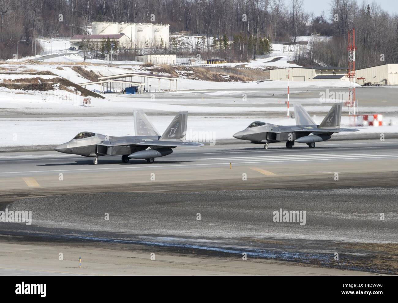 F-22 Raptors à partir de la 3e Escadre et 477th Fighter Group participent à une formation serrée taxi, connu comme un éléphant à pied, le 26 mars 2019, au cours d'un exercice de la Force polaire at Joint Base Elmendorf-Richardson, en Alaska. Cet exercice de deux semaines d'escadrons donne l'occasion de démontrer leurs capacités à l'avant de déployer et de livrer combat écrasante. Banque D'Images