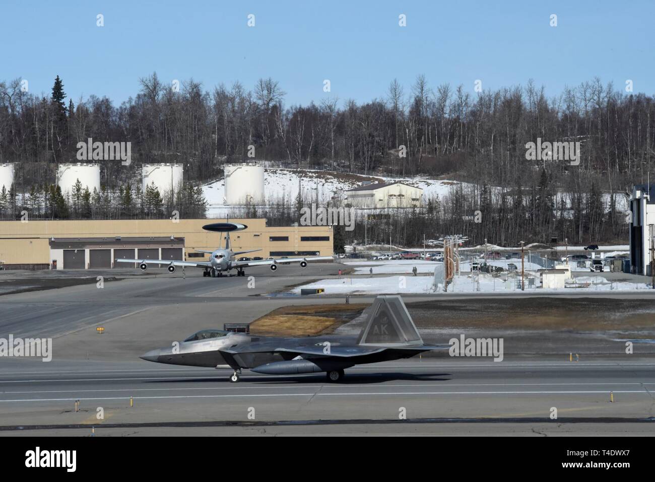 F-22 Raptors à partir de la 3e Escadre et 477th Fighter Group participent à une formation serrée taxi, connu comme un éléphant à pied, le 26 mars 2019, au cours d'un exercice de la Force polaire at Joint Base Elmendorf-Richardson, en Alaska. Cet exercice de deux semaines d'escadrons donne l'occasion de démontrer leurs capacités à l'avant de déployer et d'offrir une puissance militaire écrasante. Banque D'Images