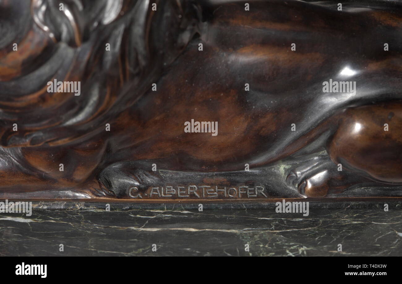 Le prince régent Luitpold de Bavière (1821 - 1912) - un lion de bronze. Un lion de bronze sur un socle en marbre avec l'inscription. La signature de l'artiste sur la plinthe. Avec une inscription sur l'avant la commémoration d'une visite par le Prince Régent à l'Institut de technologie de Munich 1905. Dimensions 20 x 17 x 7 cm. Georg Albertshofer (1864 - 1933) a été professeur à l'Académie de Munich et créé des célèbres sculptures et statues. La figure de bronze était un cadeau à la maison royale de Bavière. En direct de la possessions de la famille régnante de Bavière, historique, Additional-Rights. Clearance-Info-Not-Available- Banque D'Images
