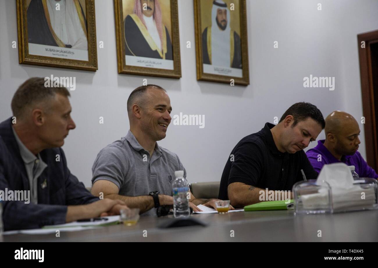 Lieutenant-colonel Dan Gardner, gauche, centrale de l'Armée américaine du détachement de soutien des affaires civiles, commandant du détachement de 9, s'engage dans la conversation lors d'un chef de l'engagement avec Noor Al Shebli, Conseil de coopération du Golfe de Centre de gestion des urgences (GCC-EMC) directeur de la planification du risque, d'aider à construire et mettre en place l'interopérabilité entre le gouvernement des États-Unis, le Koweït et le CCG-EMC, le 24 mars 2019, le Koweït. La coordination d'une relation de travail avec nos alliés s'appuie la camaraderie et aide à mieux comprendre les capacités de GCC-EMC qui mènera à GCC la participation à la résolution 2020 de l'Aigle. Banque D'Images