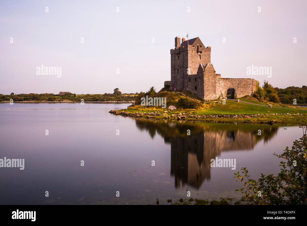 Dunguaire Castle, Kinvara County Galway avec reflets dans l'Atlantique calme Banque D'Images