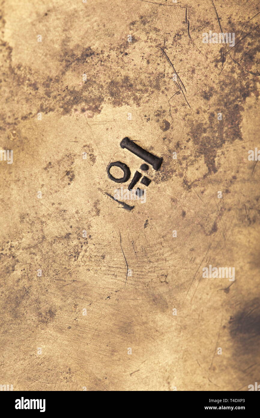 Un Indien contenant narguilé, 19e siècle en laiton plaqué argent. Creux, corps en forme de cloche, le cou d'un balustre. L'extérieur avec les feuilles ciselées de défilement et des ornements autour du périmètre à un fond hachuré finement. Hauteur 20,3 cm., historique, historique du 19e siècle, Additional-Rights Clearance-Info-Not-Available- Banque D'Images