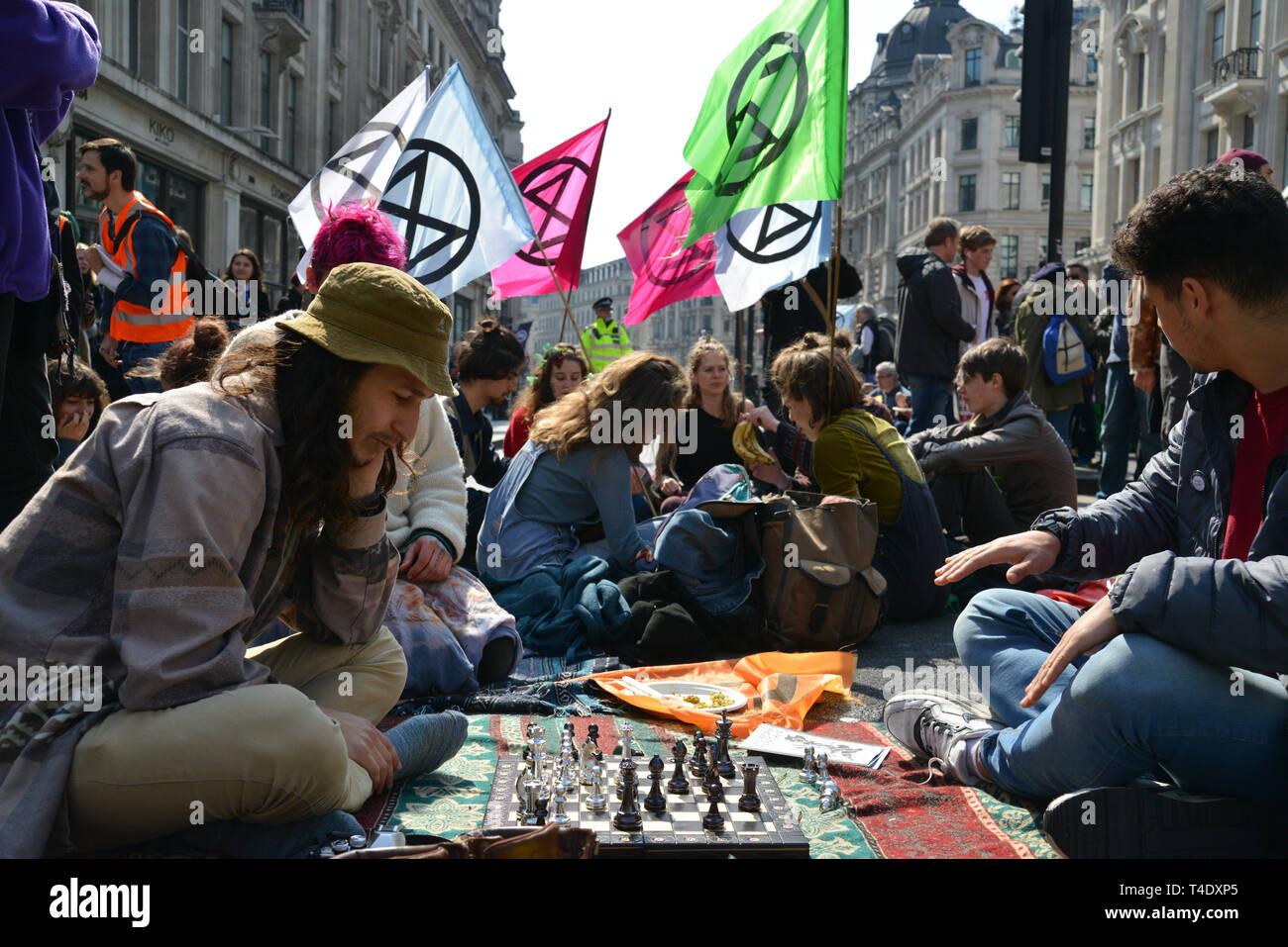Les militants de l'environnement dirigé par Rébellion Extinction bloquent le trafic de façon pacifique dans Oxford Street, Londres. Banque D'Images