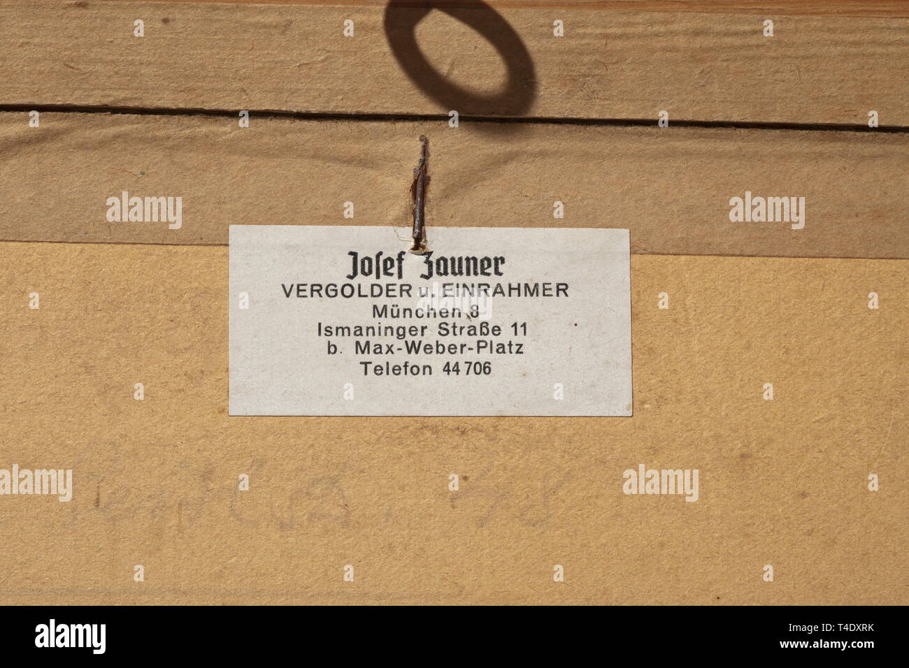 Claus Bergen (1885 - 1964) - Véhicules blindés Cruiser dans la bataille du Jutland Aquarelle Aquarelle sur carton. Signé en bas à gauche 'Claus Bergen". Tirant cuirassé allemand, dans l'arrière-plan les feux de l'ennemi et l'impact des projectiles sur la surface de l'eau. Dans un vieux châssis plaqué argent (peint), sous verre, étiquette de Munich à doreur de retour. Taille photo circa 34 x 54 cm, taille 41,5 x 60,5 cm environ. Frame légèrement endommagé, des signes de vieillissement. Claus Bergen a été un peintre de guerre de la flotte de haute mer allemande et composé de plusieurs peintures dans Additional-Rights Clearance-Info-actions émises et.,-Not-Available Banque D'Images