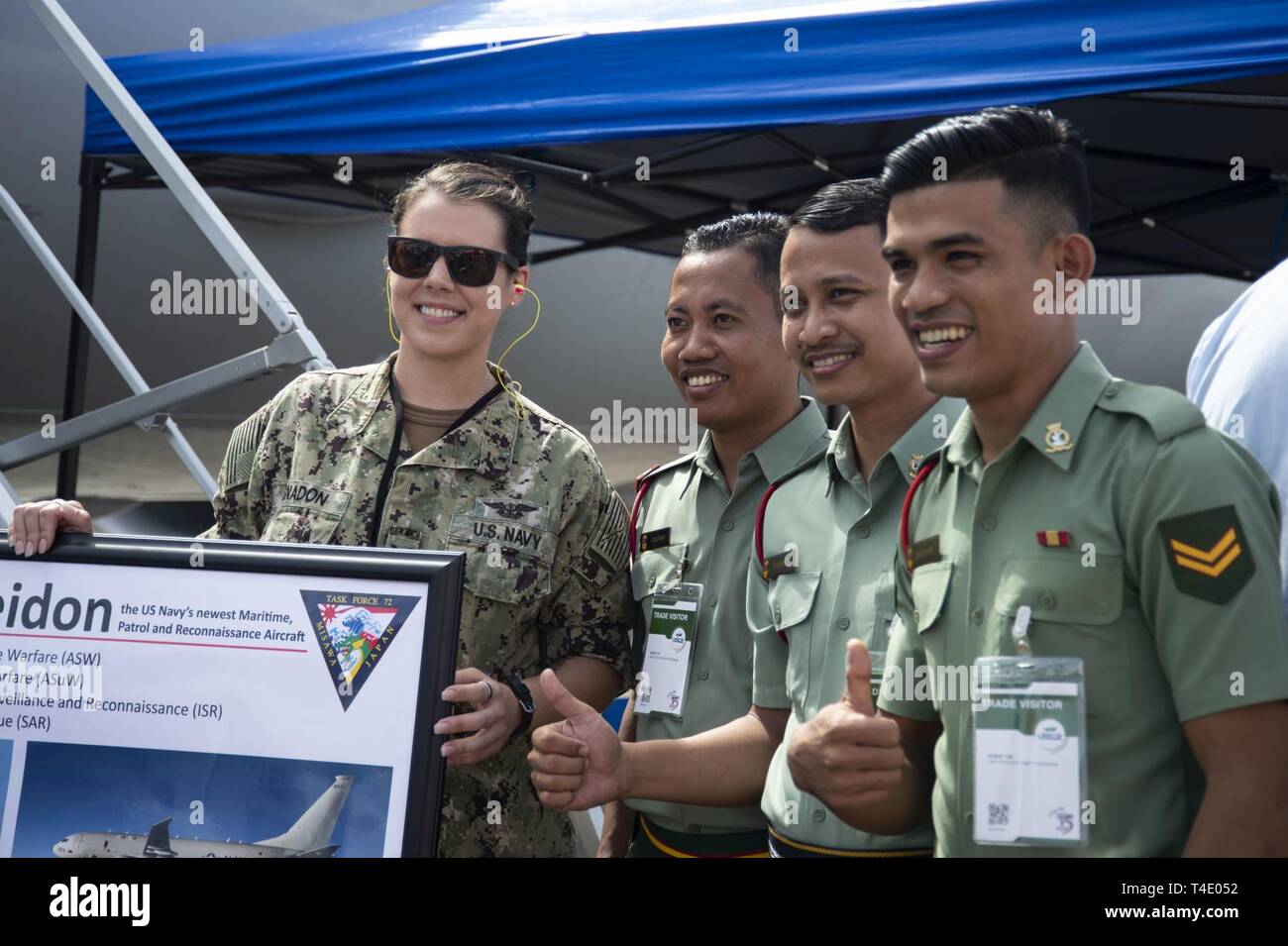 Maître de 3e classe Kristina Snadon, aviation mécanicien structurels assigné à la Force 72, Misawa, Japon, pose avec vainqueurs en face d'un poste P-8 Poseidon pendant l'Langkawi International Maritime and Aerospace Exhibition 2019 à Padang Mat Sirat, Malaisie, le 27 mars 2019. Environ 1 400 membres du personnel américain ont participé à LIMA 19 pour aider à soutenir et solidifier les relations avec les pays partenaires dans l'ensemble de l'Indo-Pacifique. Banque D'Images