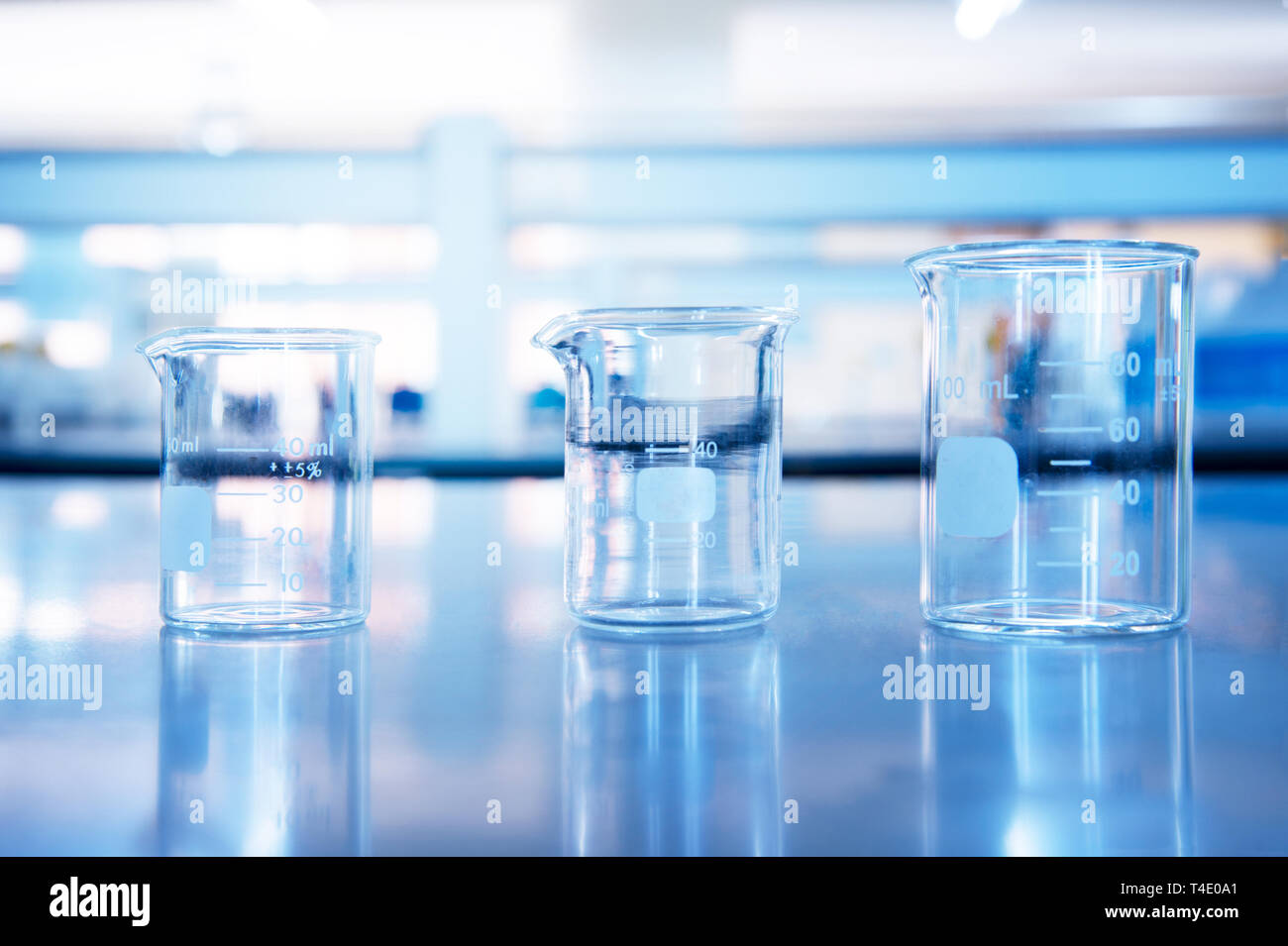 Trois bécher en verre dans le laboratoire de science de l'enseignement de la chimie industrie bleu technologie historique Banque D'Images