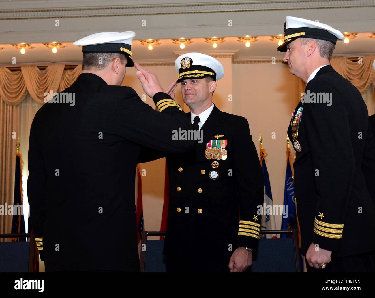 COLUMBUS, Ohio (28 mars 2019) - Le Cmdr. Robert Moran (à gauche), rend honneur au capitaine James Bahr (centre), commodore, région de recrutement pour la marine est, comme il prend le commandement du Groupe d'acquisition de talents de la Marine (NTAG) Vallée de l'Ohio (VL) au cours d'une cérémonie de passation de commandement le 28 mars 2019. Au cours de la cérémonie, Moran soulagé le Cmdr. Benjamin Martin pour devenir le premier commandant de VCNR NTAG. Banque D'Images