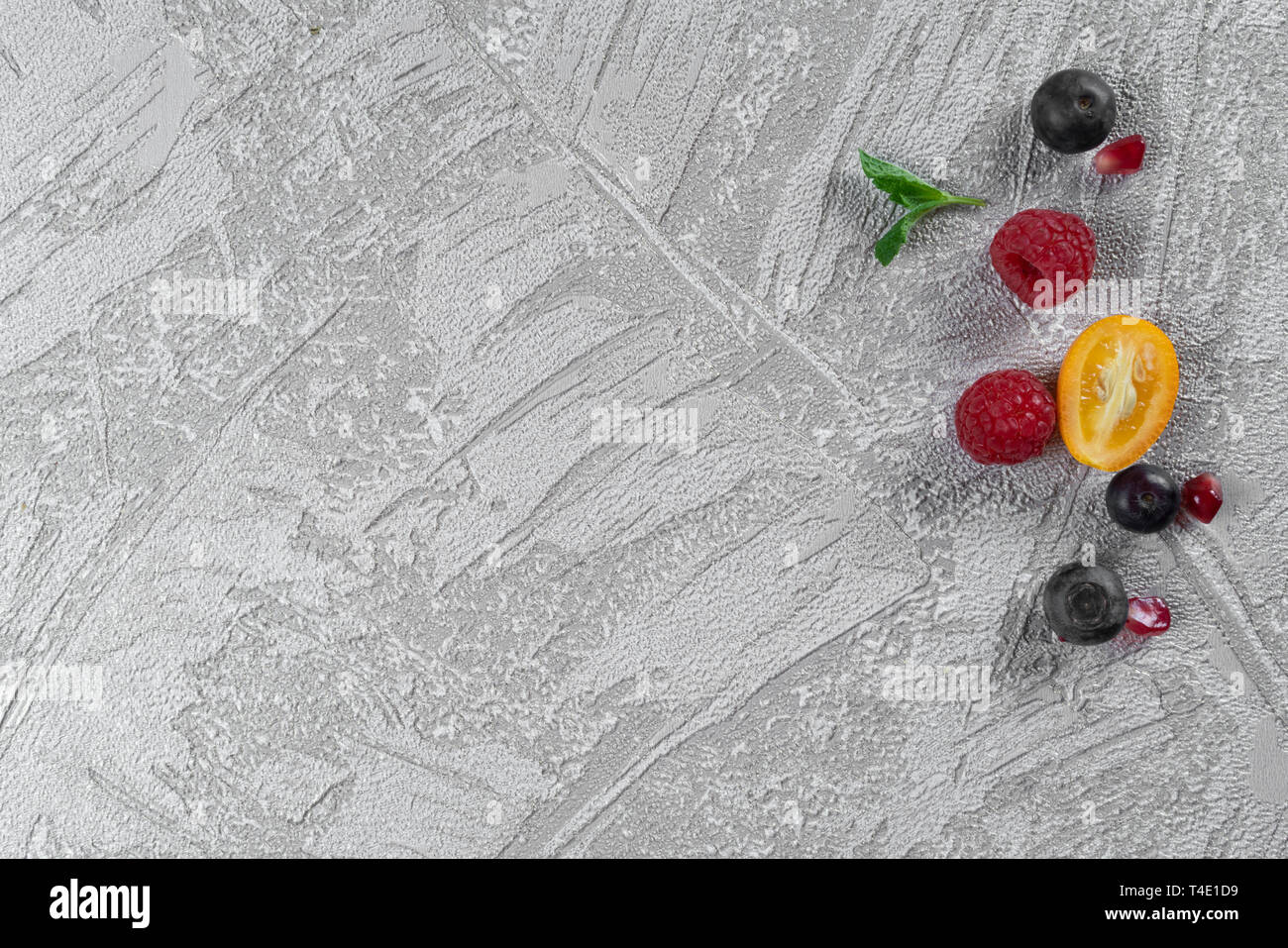 Fond d'aliments sains. Concept d'une alimentation saine, des légumes frais, des noix et des fruits. Sur un fond de bois. Vue d'en haut. Copier l'espace. Banque D'Images