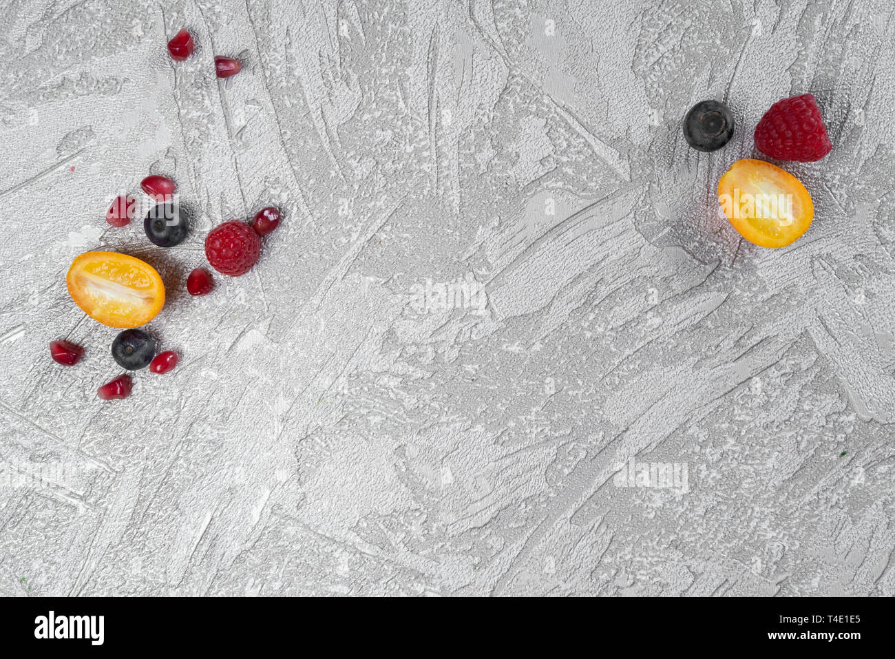 Fond d'aliments sains. Concept d'une alimentation saine, des légumes frais, des noix et des fruits. Sur un fond de bois. Vue d'en haut. Copier l'espace. Banque D'Images