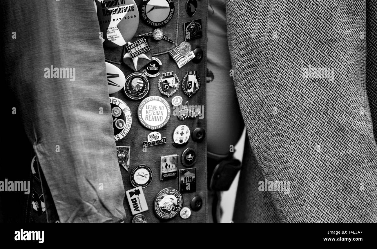 Adjoint principal par intérim pour le secrétaire américain à la défense pour les affaires publiques, Kim Joiner, et des anciens combattants, Directeur exécutif, Bureau de la fonction publique et des Affaires intergouvernementales, Gary Tallman, déposera une gerbe en l'honneur du deuxième anniversaire de la guerre du Vietnam à la Journée des anciens combattants de la guerre du Vietnam Memorial, Washington, D.C., le 29 mars 2019. Le ministère de la Défense va également soutenir plus de 1 600 événements dans plusieurs États à travers le pays pour reconnaître, honorer et remercier les anciens combattants du Vietnam aux États-Unis et leurs familles pour leur service et les sacrifices Banque D'Images