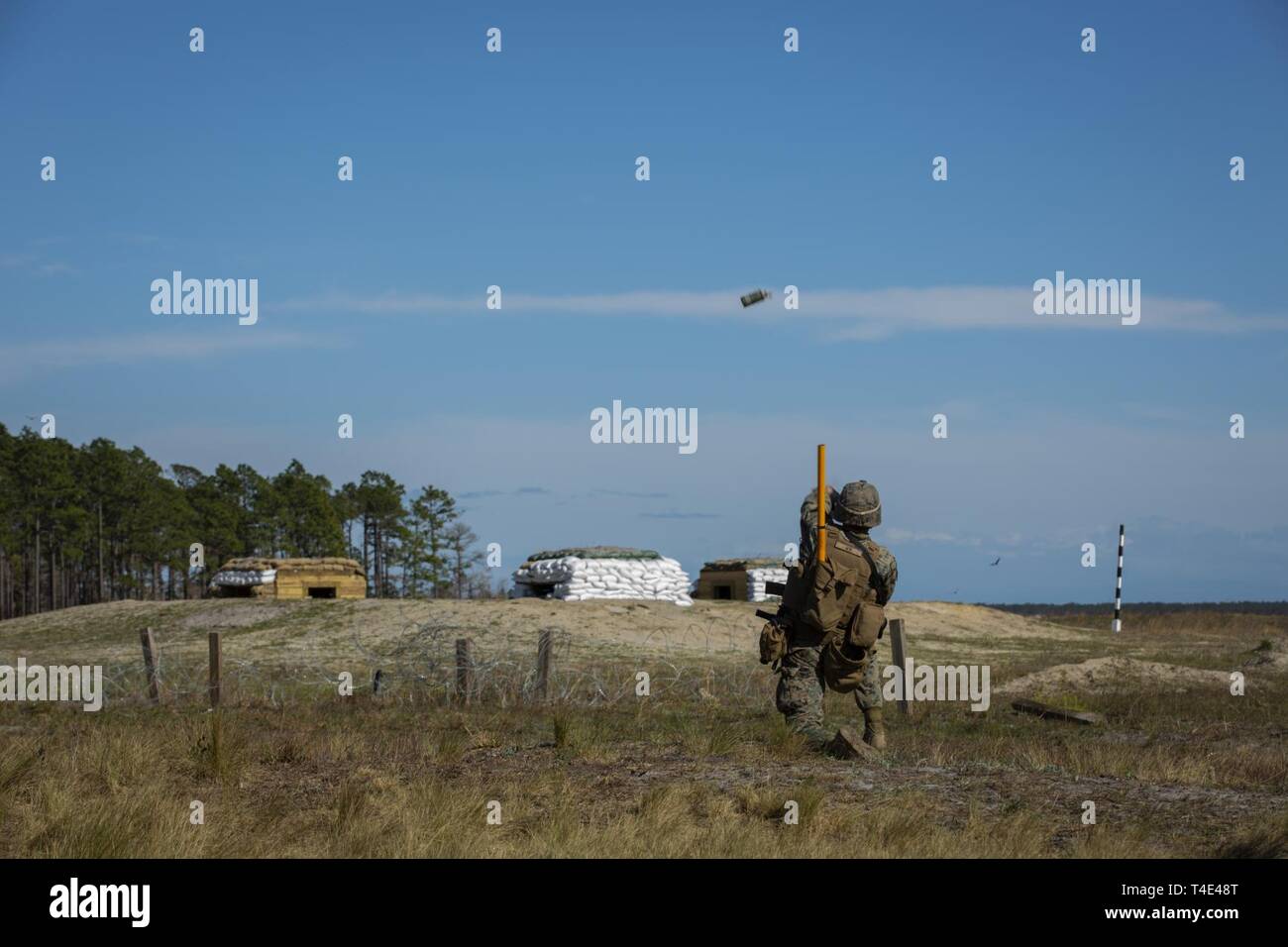 Les Marines américains avec 2e Bataillon de Génie de Combat (2e CCS), 2e Division de marines, jette une cigarette tout en menant avec infractions Mines Obstacle violer (APOBS Système) pendant 2ème champ CEB Exercice 2 sur Camp Lejeune, en Caroline du Nord, le 27 mars 2019. APOBS aux manoeuvres en toute sécurité à travers champs avec des mines terrestres pour assurer l'état de préparation de la mission et l'efficacité au combat. Banque D'Images